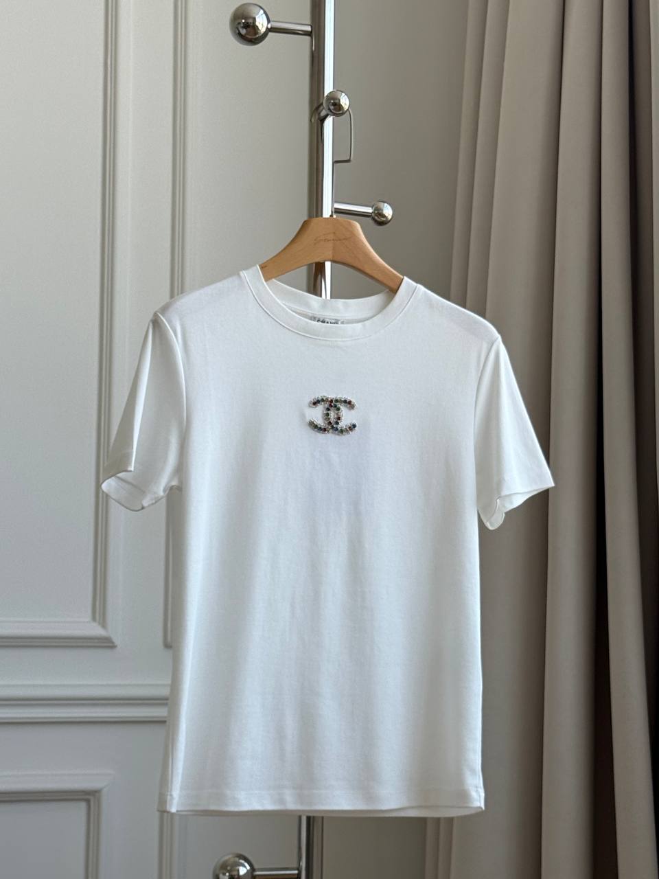 CHANEL Short Sleeve T-Shirt with Crystal/Colorful Gem CC Logo