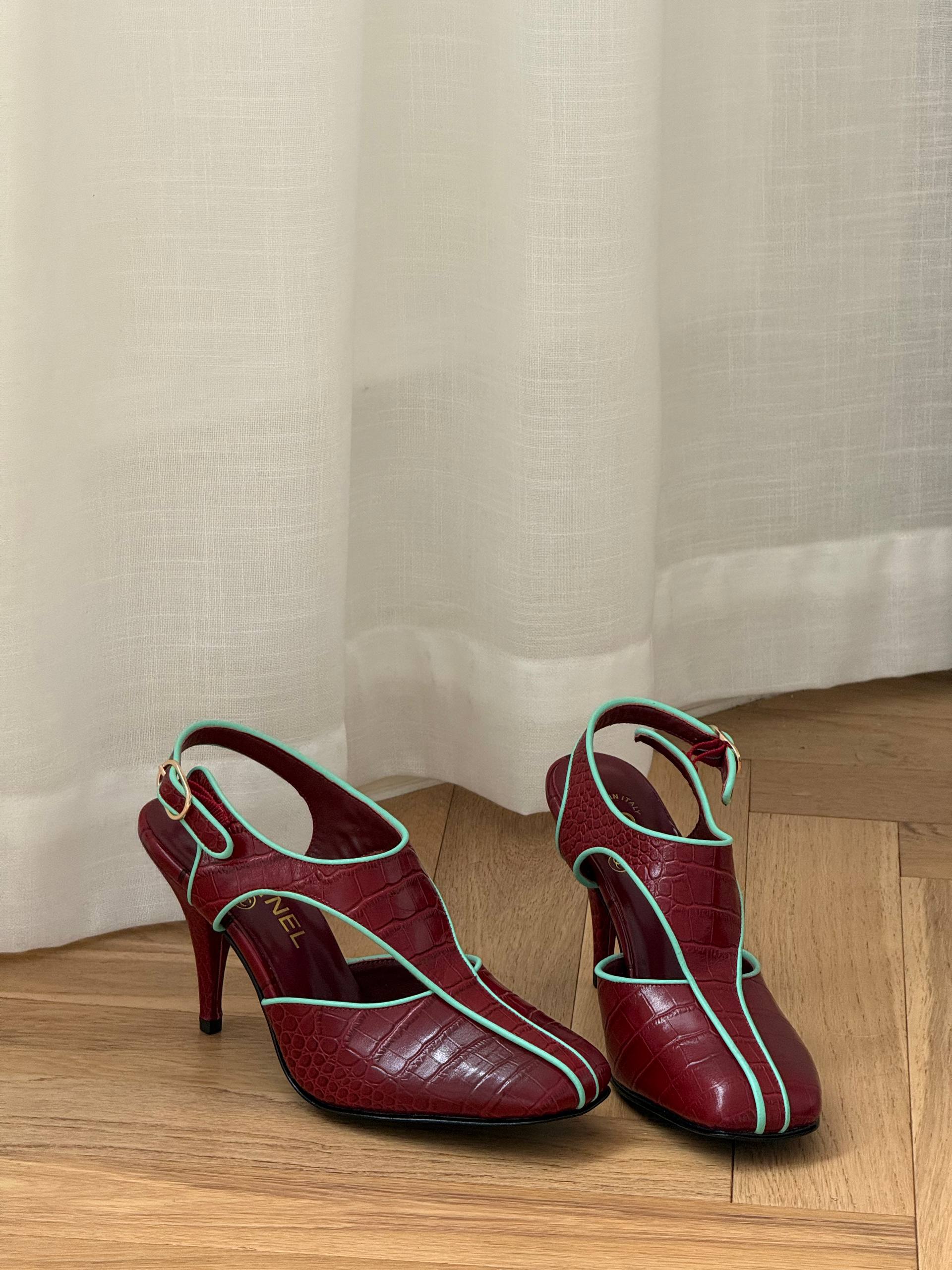CHANEL Slingbacks