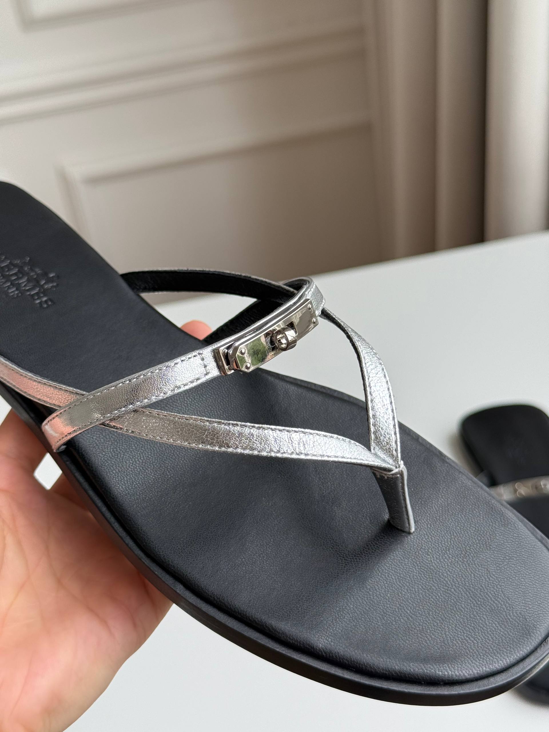 HERMÈS Miss Sandals with Mini Kelly Buckle (Silver Calfskin)