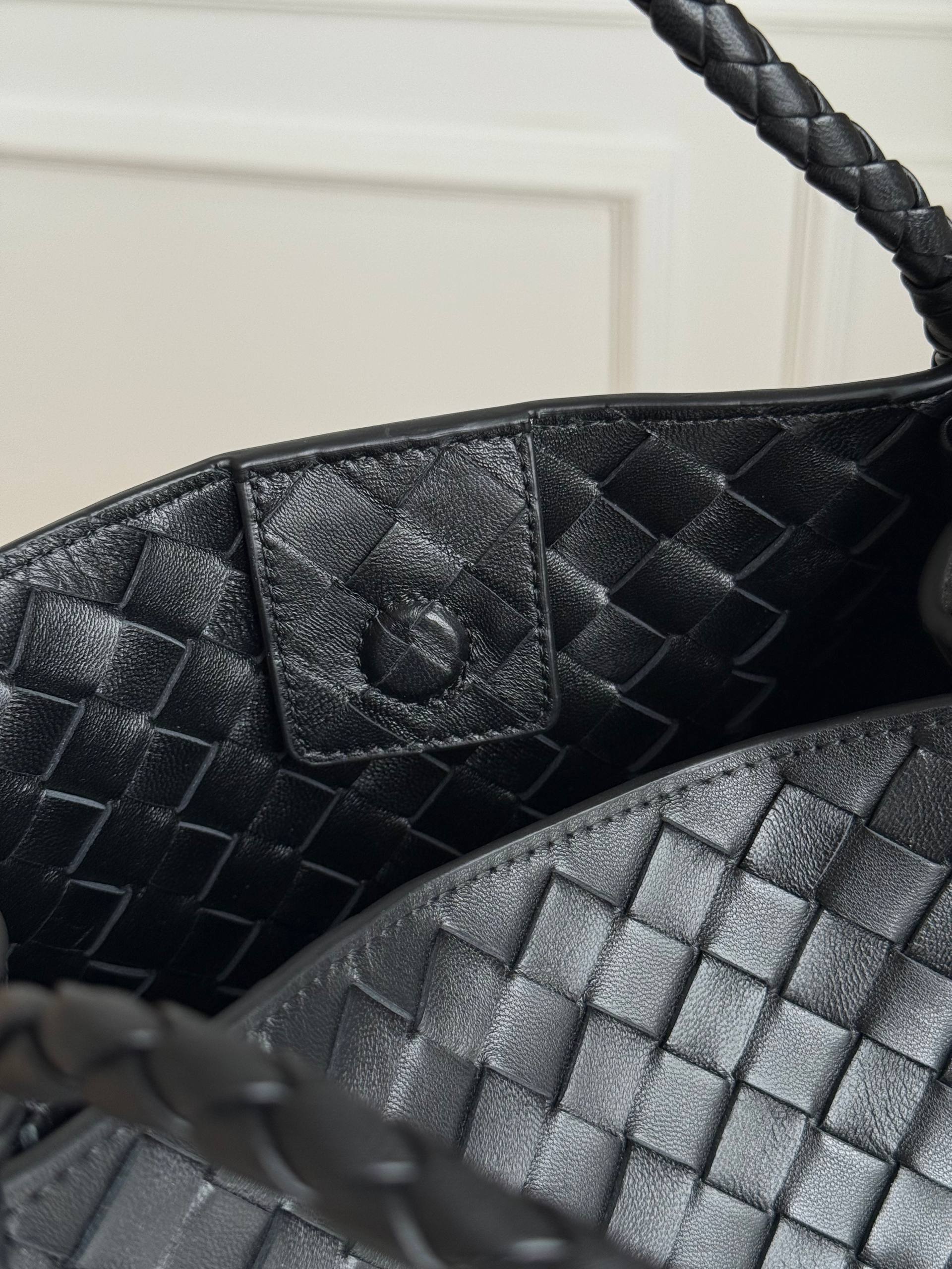 Bottega Veneta Andiamo Medium Intrecciato Leather Tote Bag