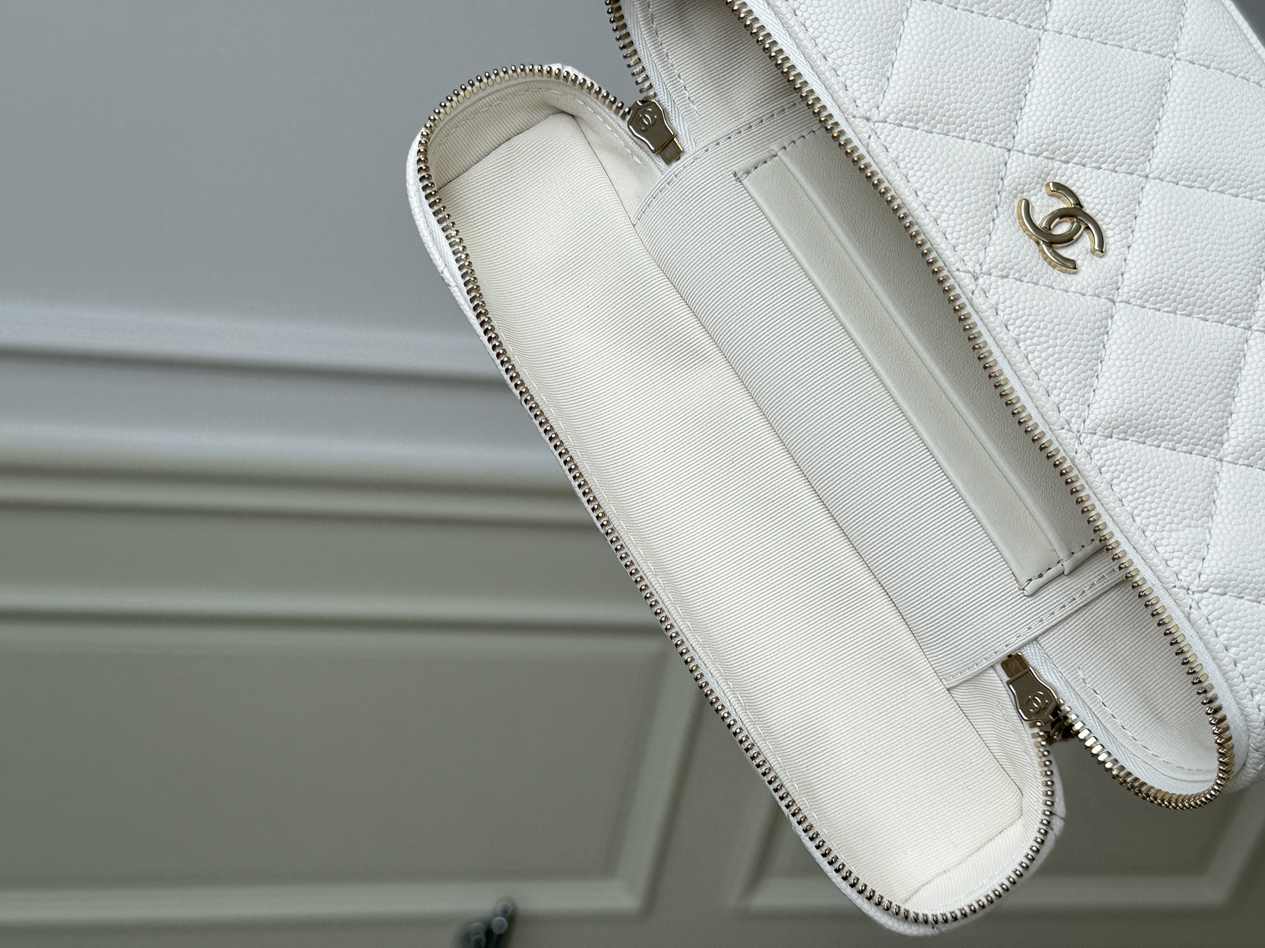CHANEL 25C/25P Long Vanity Case with Chain
