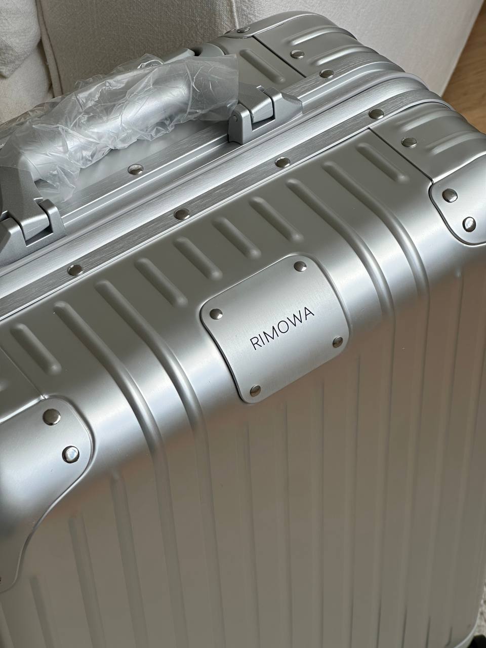 RIMOWA Classic Cabin Silver Aluminum-Magnesium Alloy 4-Wheel Carry-On Suitcase