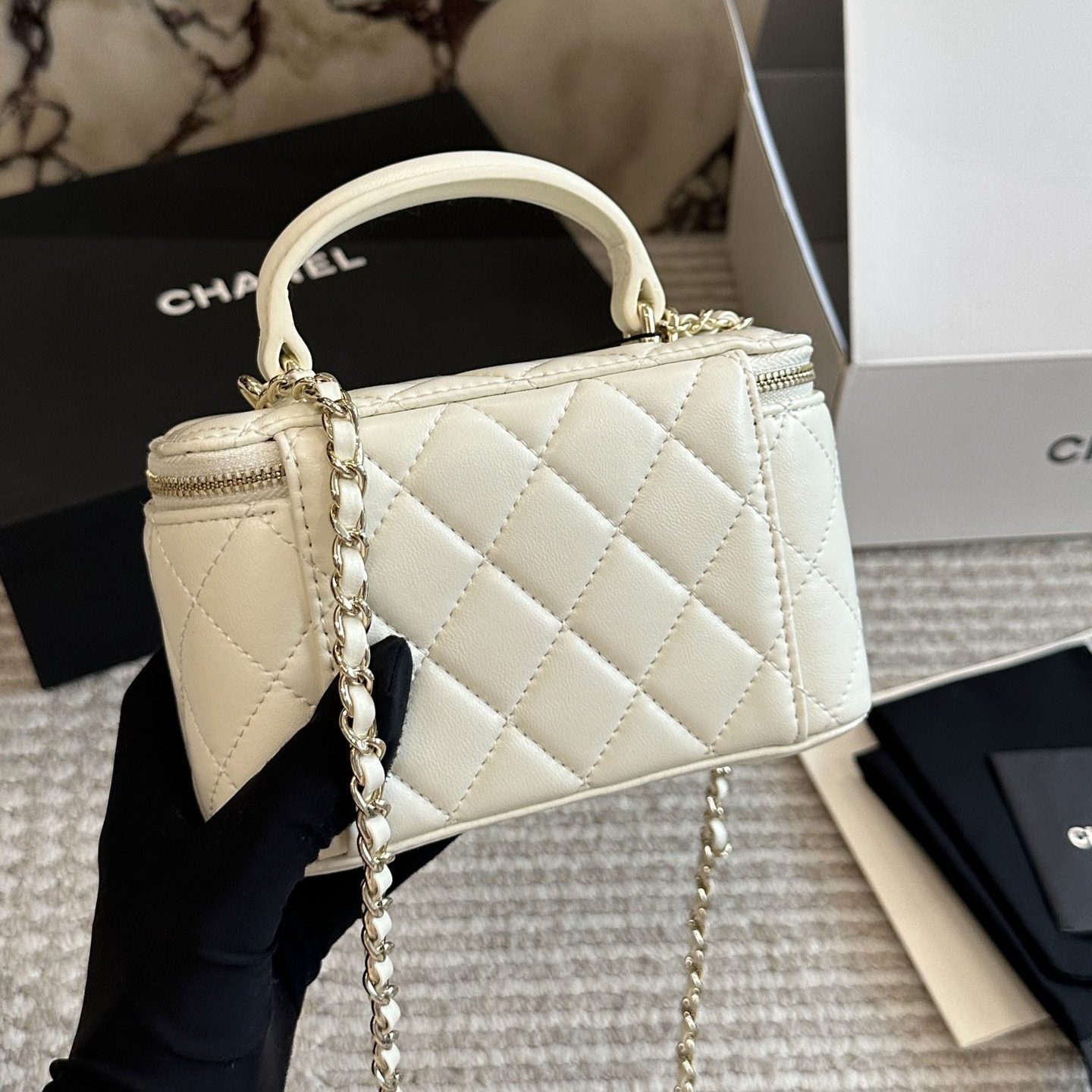 TOP HANDLE LONG VANITY CASE WITH CHAIN WHITE 19CM