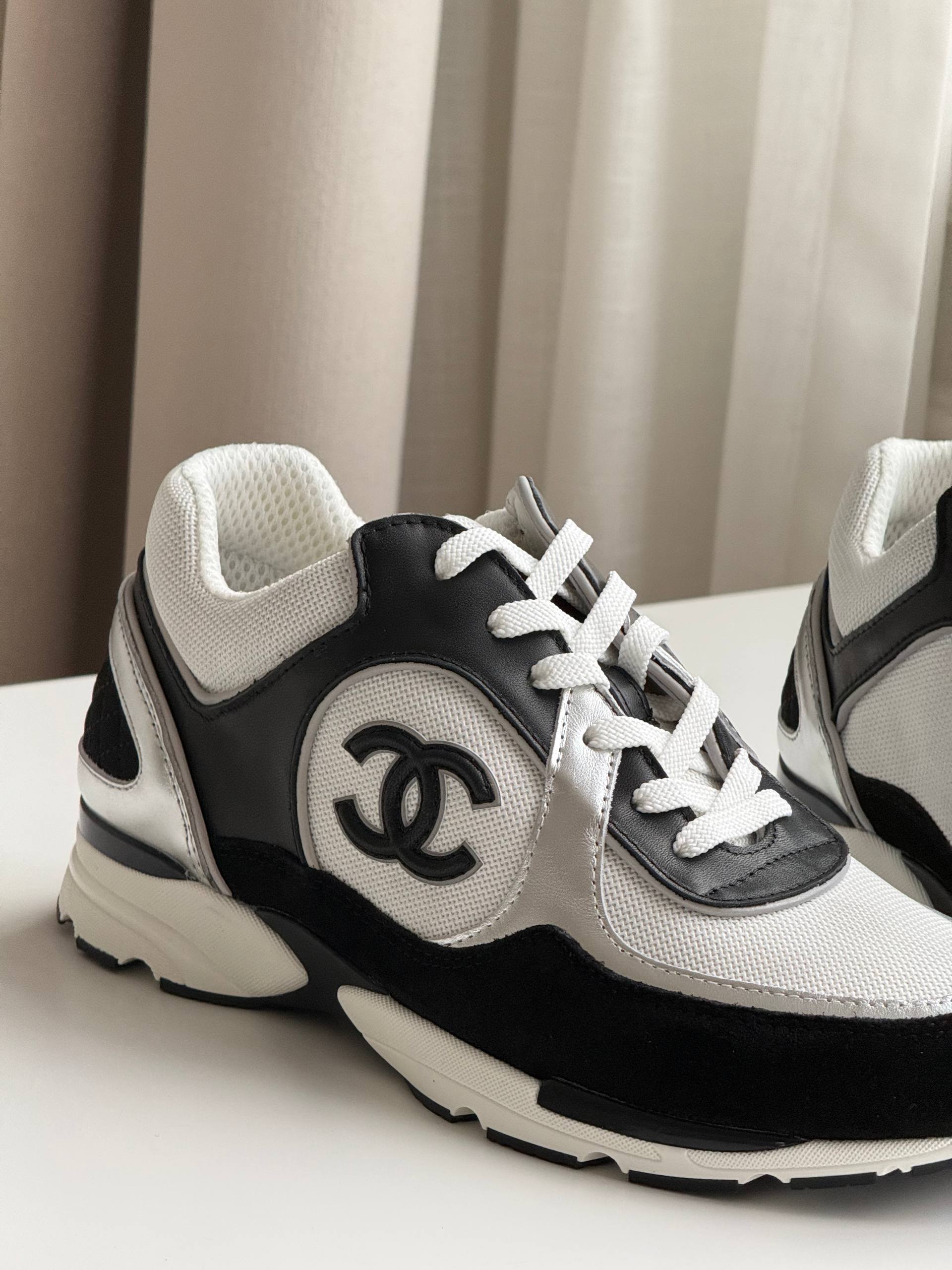 CHANEL Low-Top Casual Sneakers