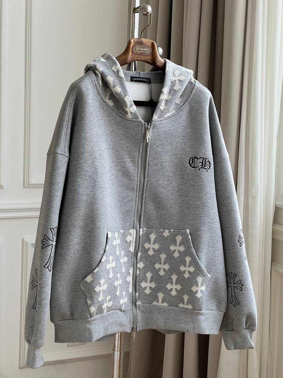 Chrome Hearts Light Grey Spliced White Cross Full Print Embroidered Zip-Up Hooded Jacket 2. 尺寸