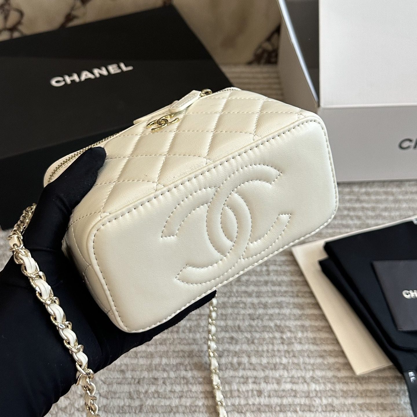 TOP HANDLE LONG VANITY CASE WITH CHAIN WHITE 19CM