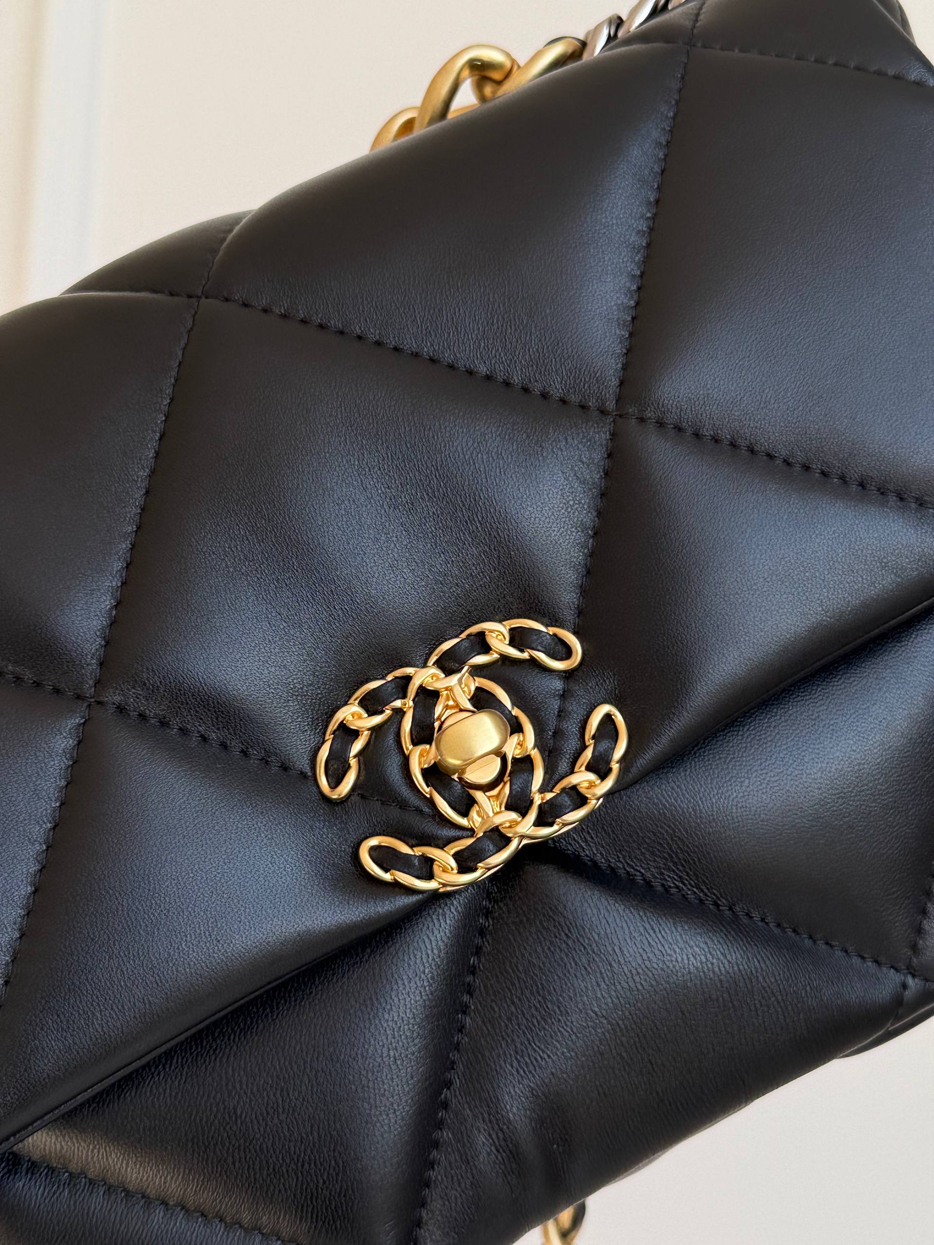 CHANEL 19 Flap Bag
