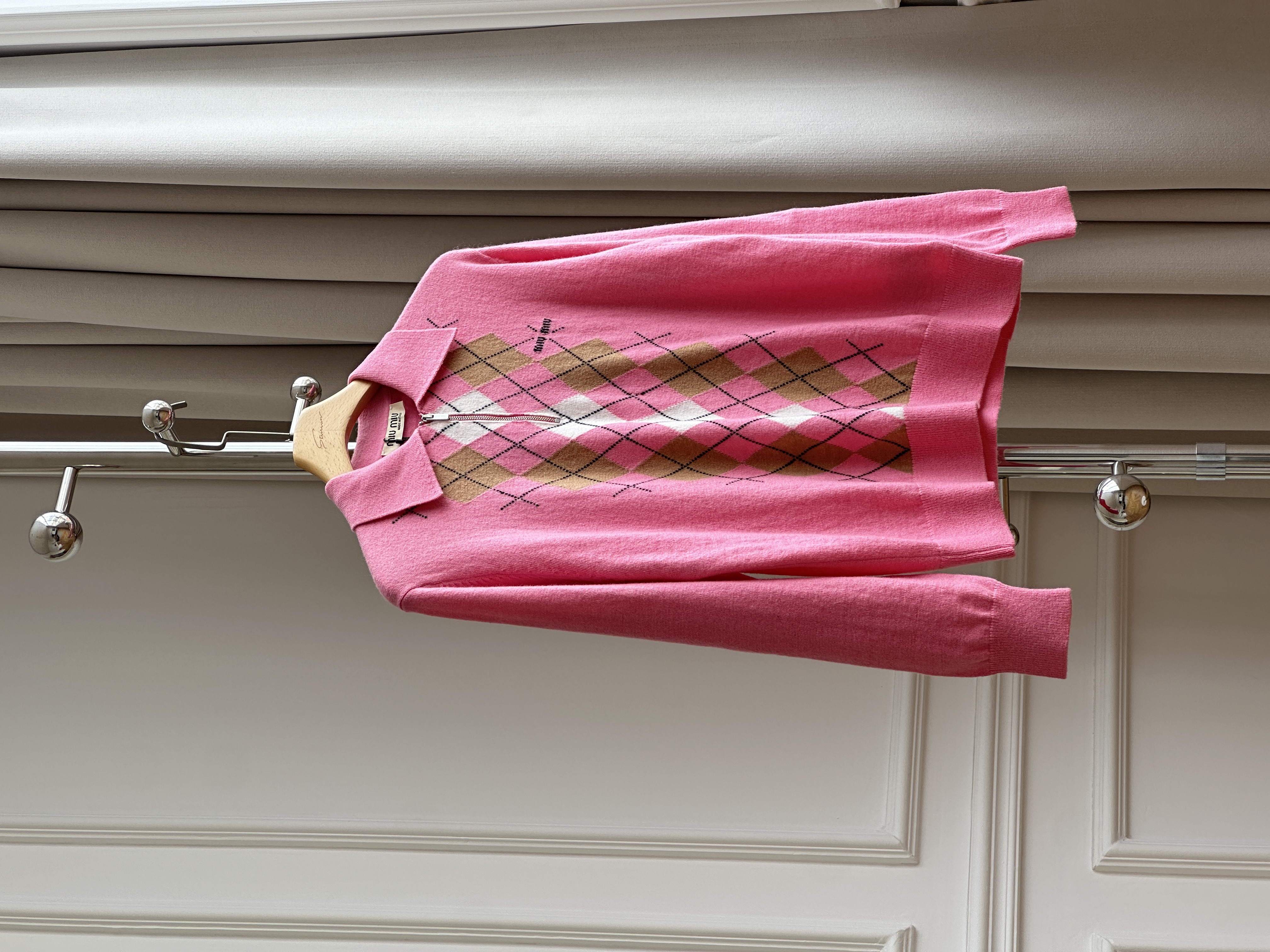Miu Miu 粉色菱格半拉链 Polo 翻领羊毛针织毛衣