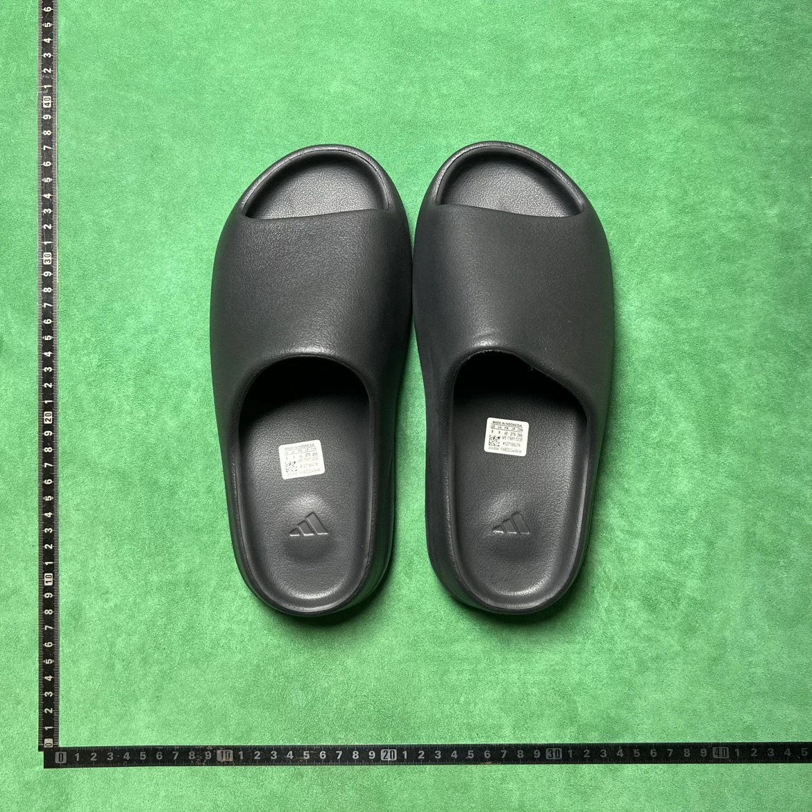 Yeezy Slide Black color