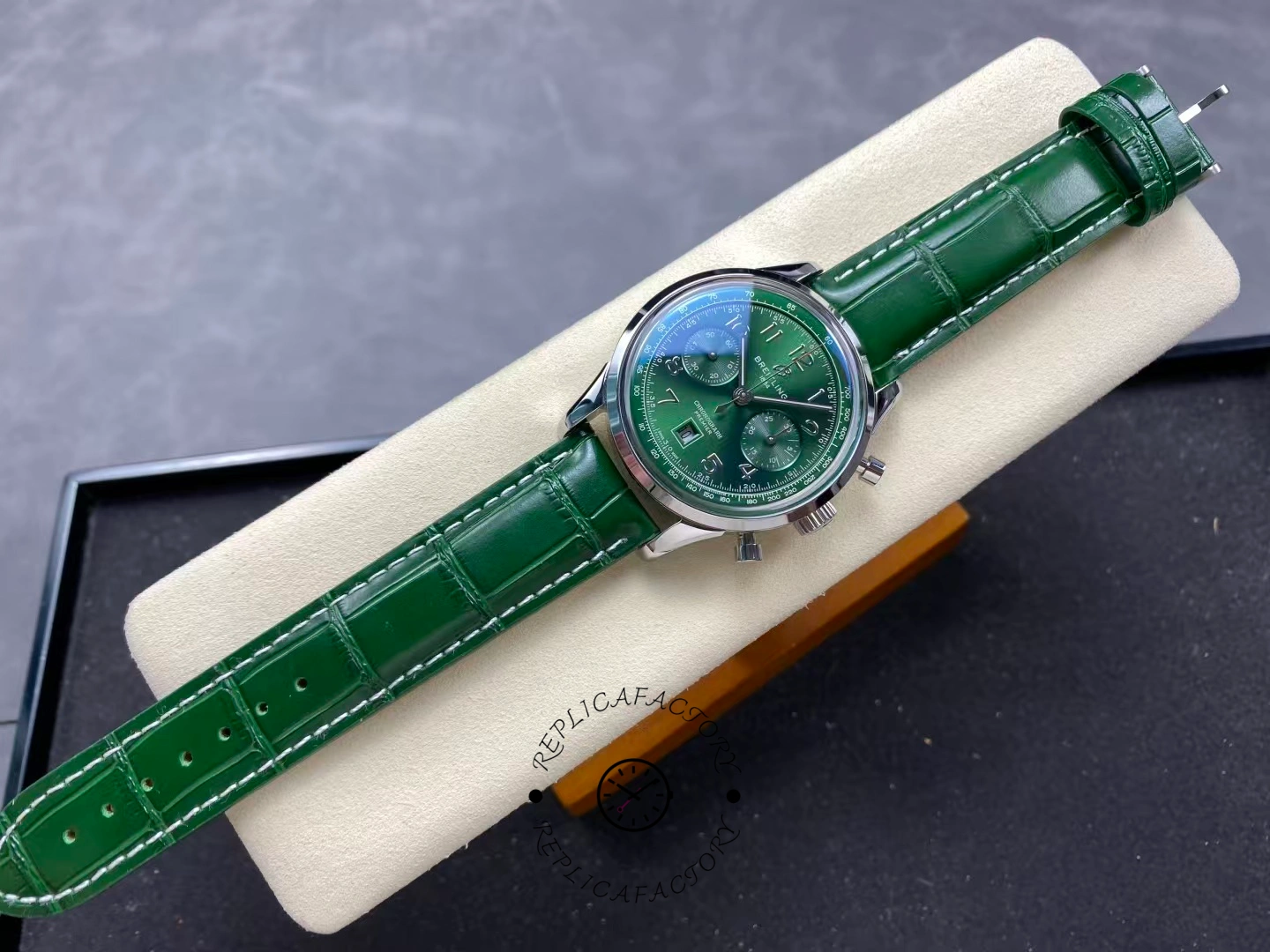 Breitling Premier B01 42mm Green Dial AB0145371L1P2 Replica