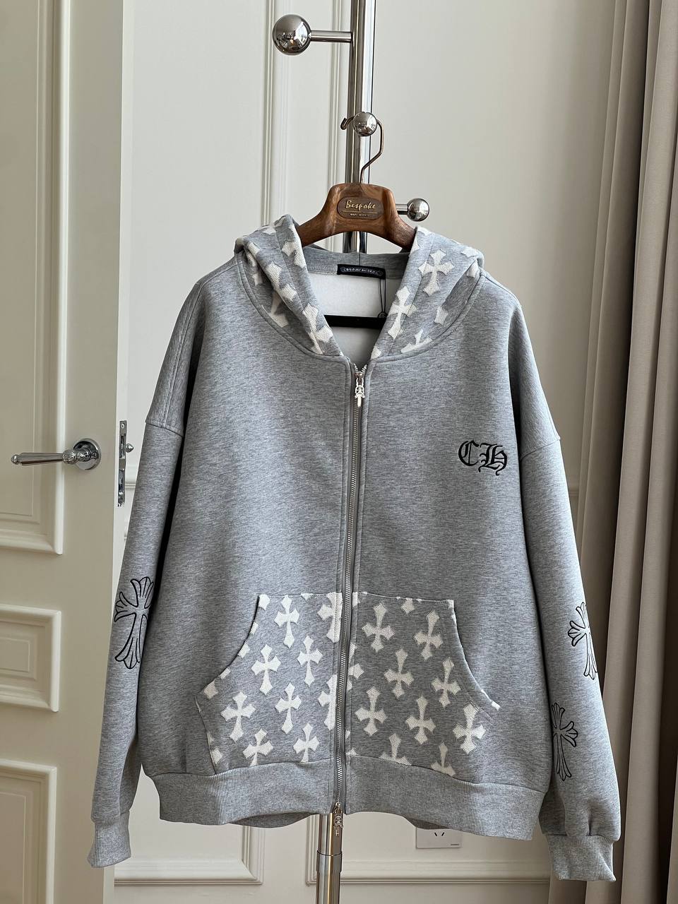 Chrome Hearts Light Grey Spliced White Cross Full Print Embroidered Zip-Up Hooded Jacket 2. 尺寸