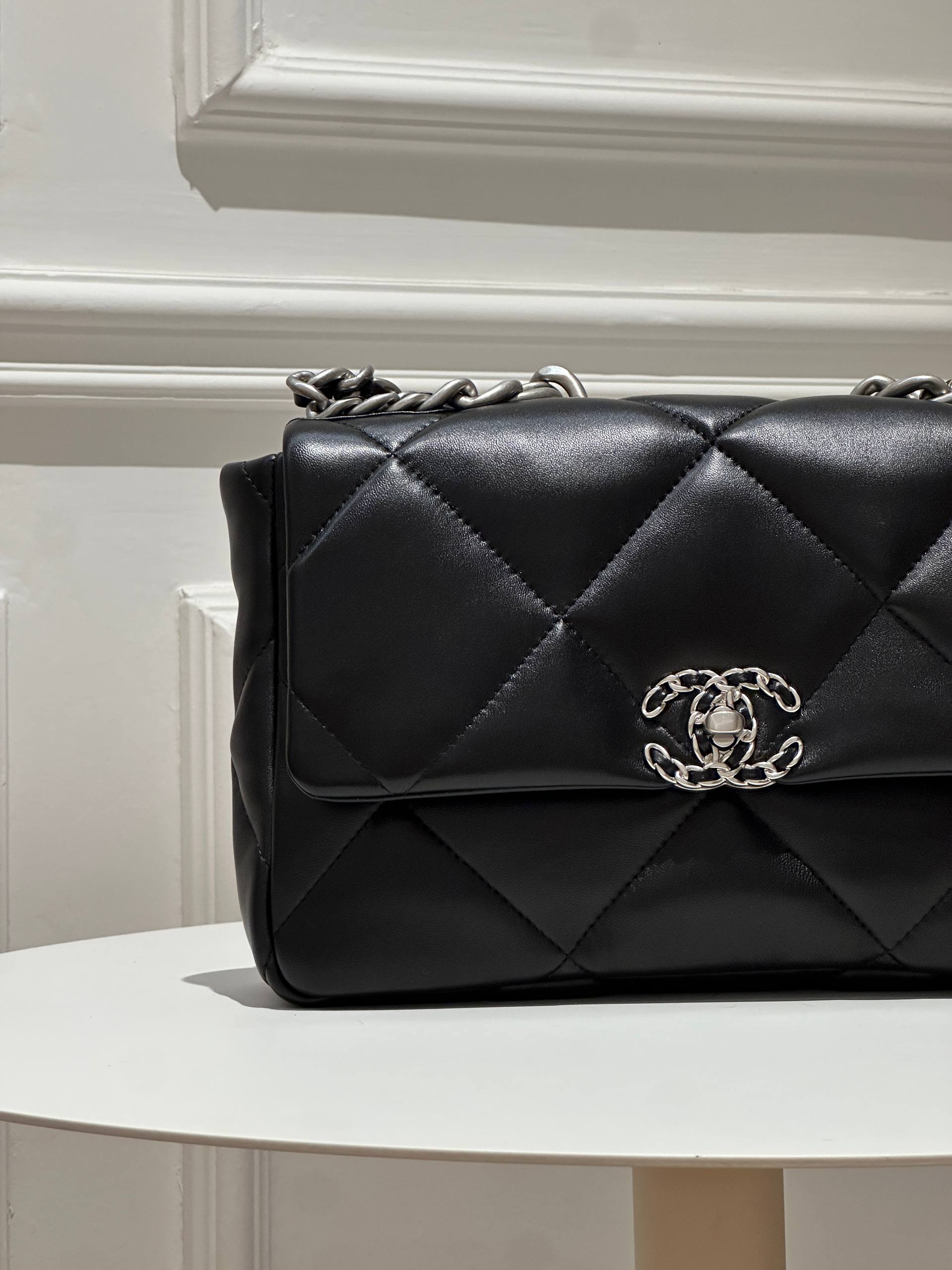 CHANEL 19 Handbag, Shiny Lambskin, Black