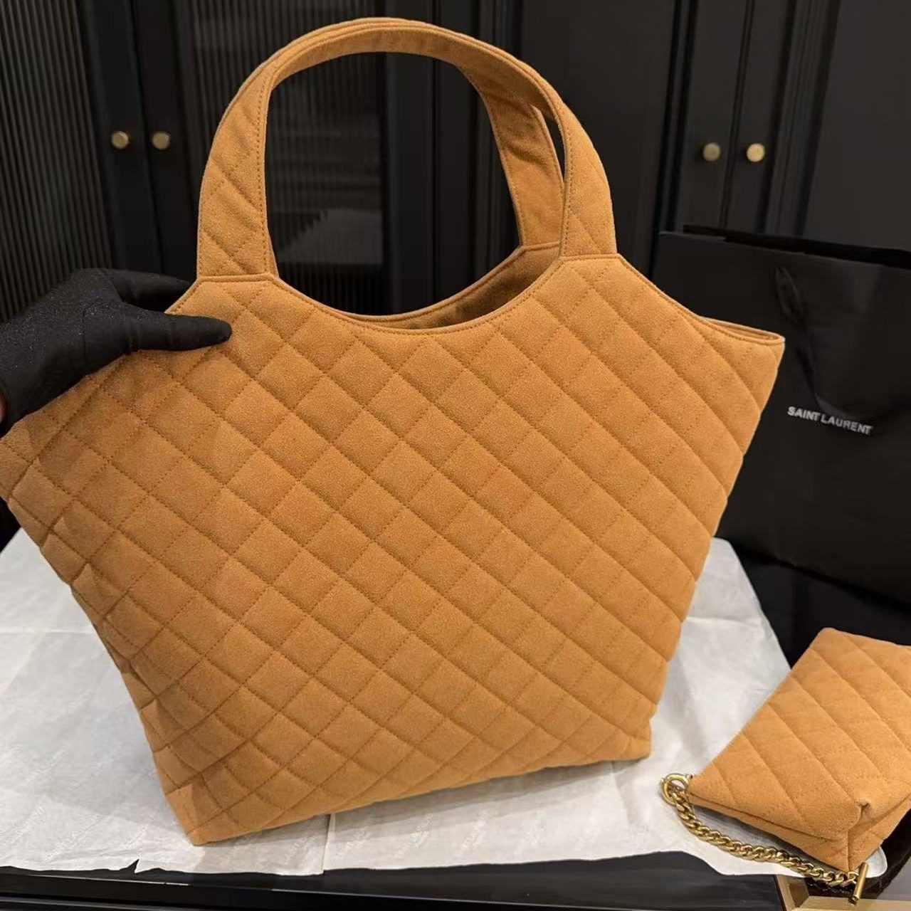 ICARE IN QUILTED LAMBSKIN BROWN 34X32CM