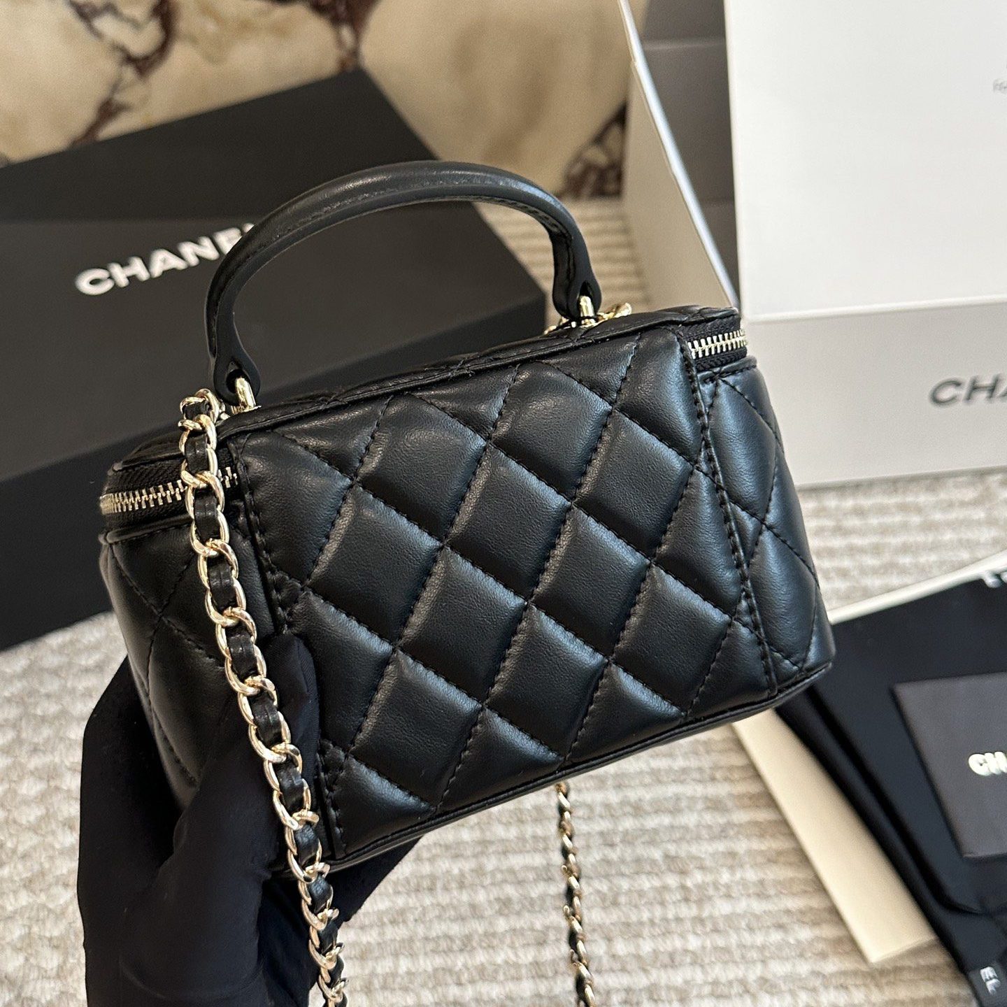 TOP LONG VANITY CASE WITH CHAIN BLACK 19CM