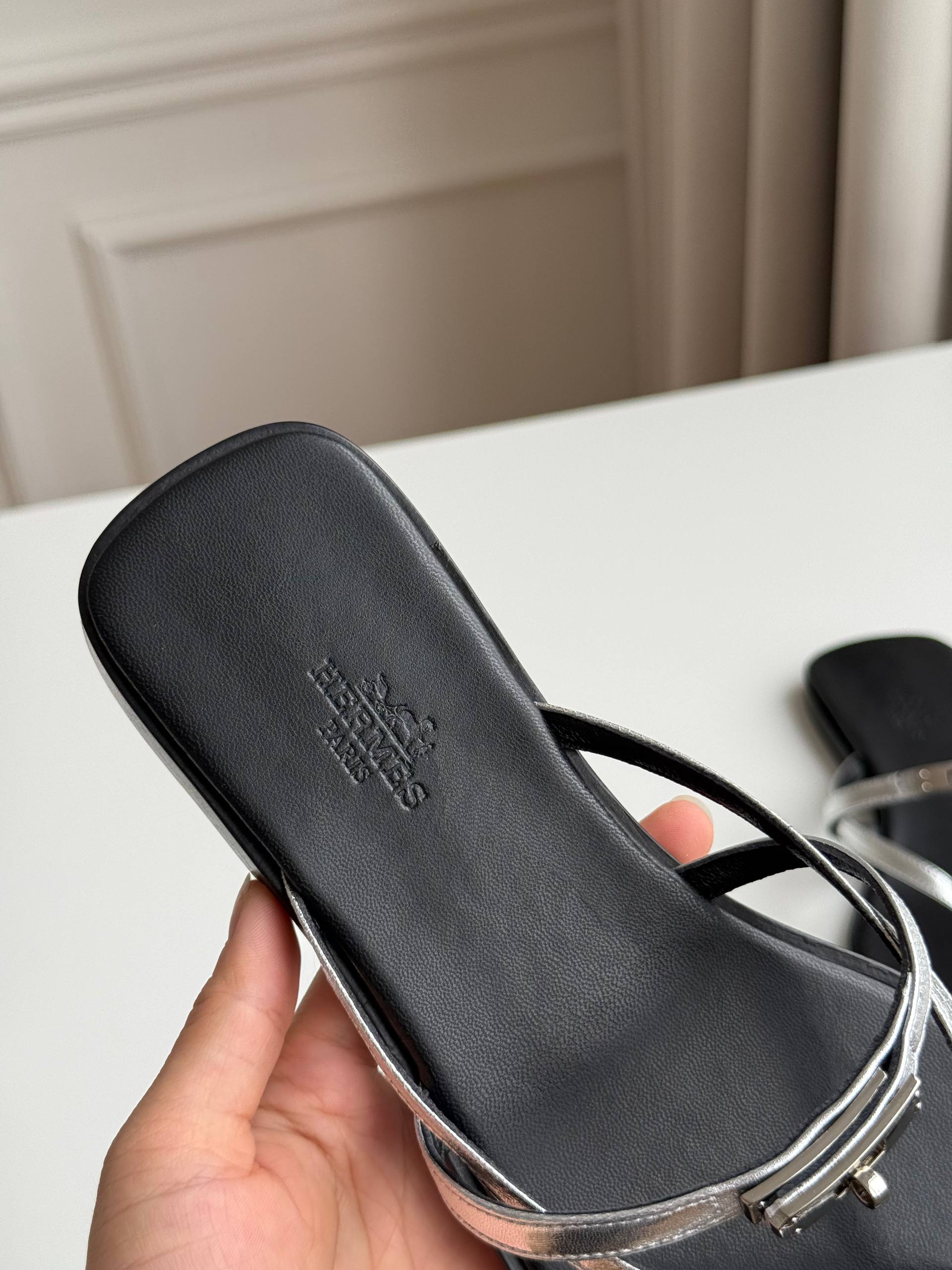 HERMÈS Miss Sandals with Mini Kelly Buckle (Silver Calfskin)
