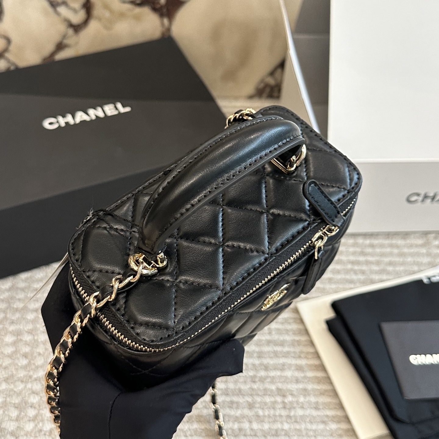 TOP LONG VANITY CASE WITH CHAIN BLACK 19CM