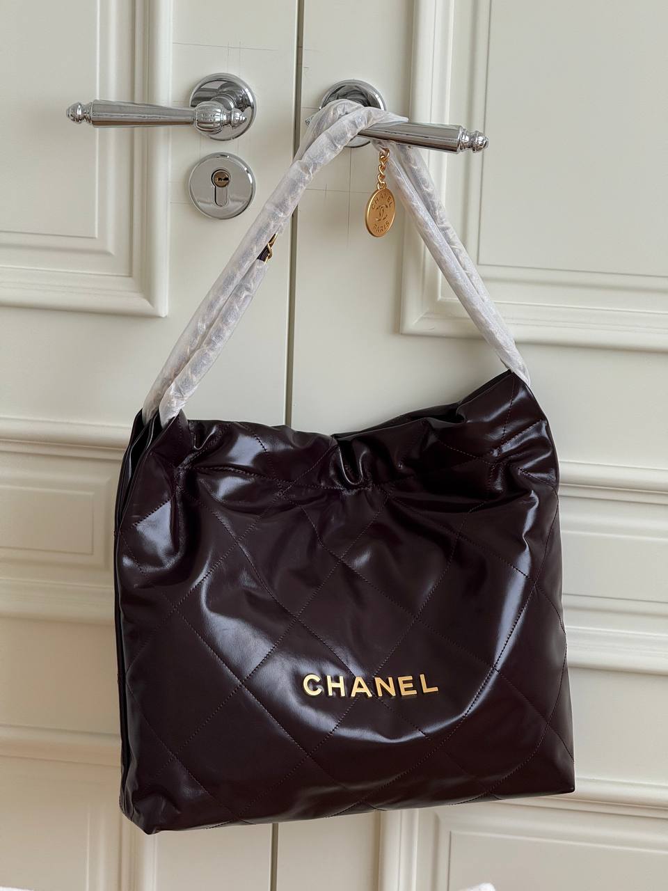 CHANEL 22 Large Tote Bag in Dark Brown Shiny Calfskin