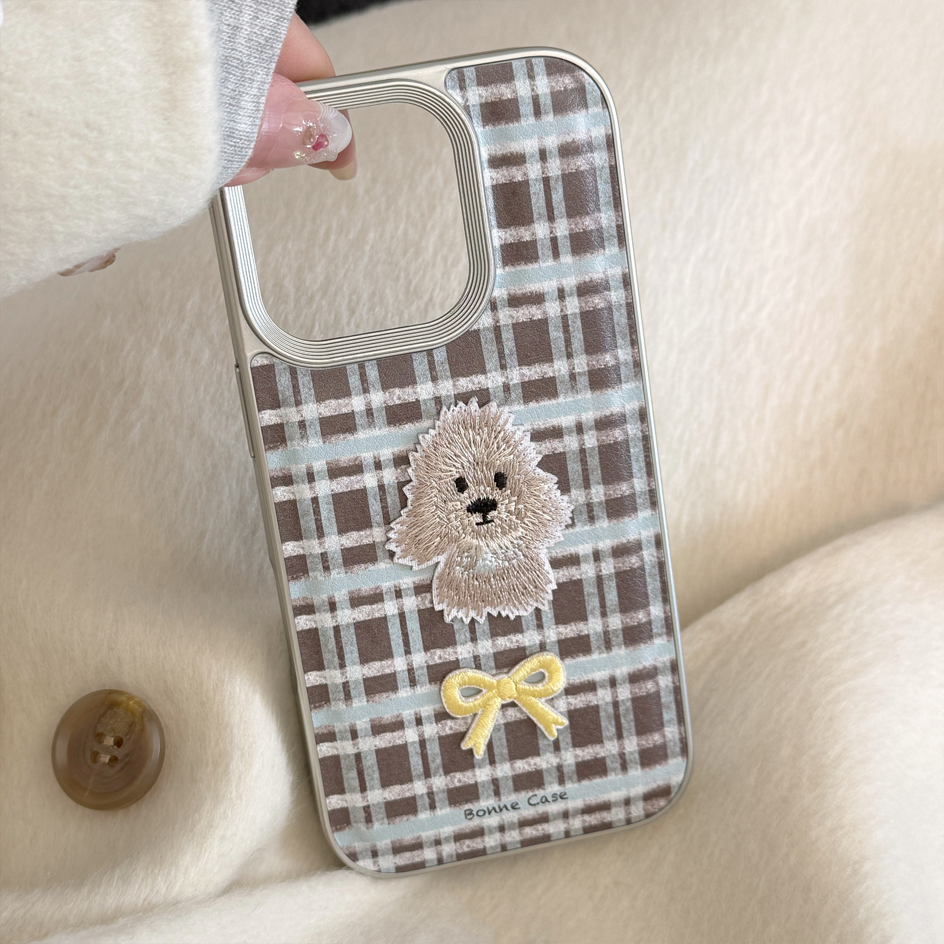 Plaid embroidered puppy Apple 16 mobile phone case 17promax suitable for iPhone15 retro leather