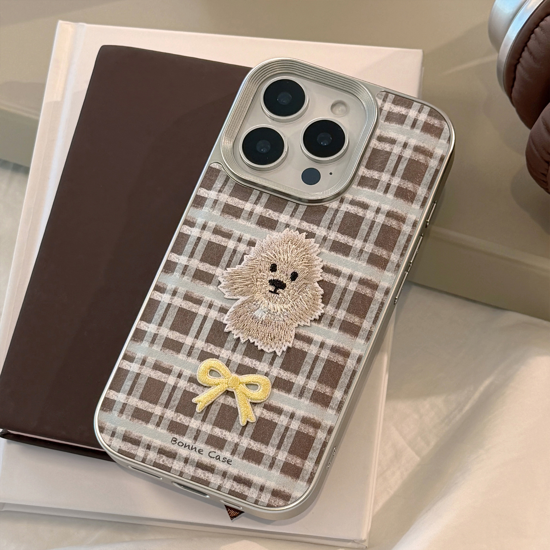 Plaid embroidered puppy Apple 16 mobile phone case 17promax suitable for iPhone15 retro leather