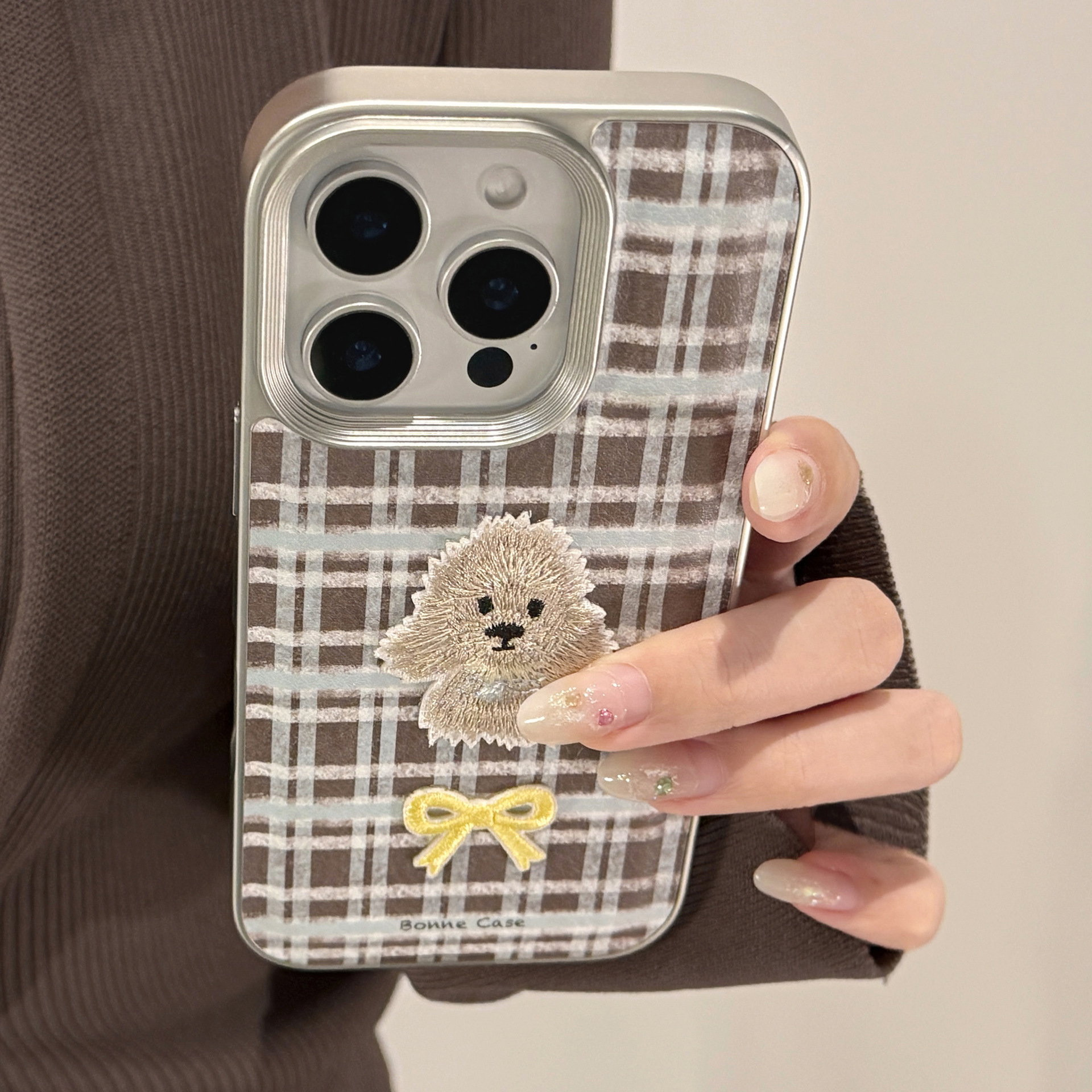 Plaid embroidered puppy Apple 16 mobile phone case 17promax suitable for iPhone15 retro leather