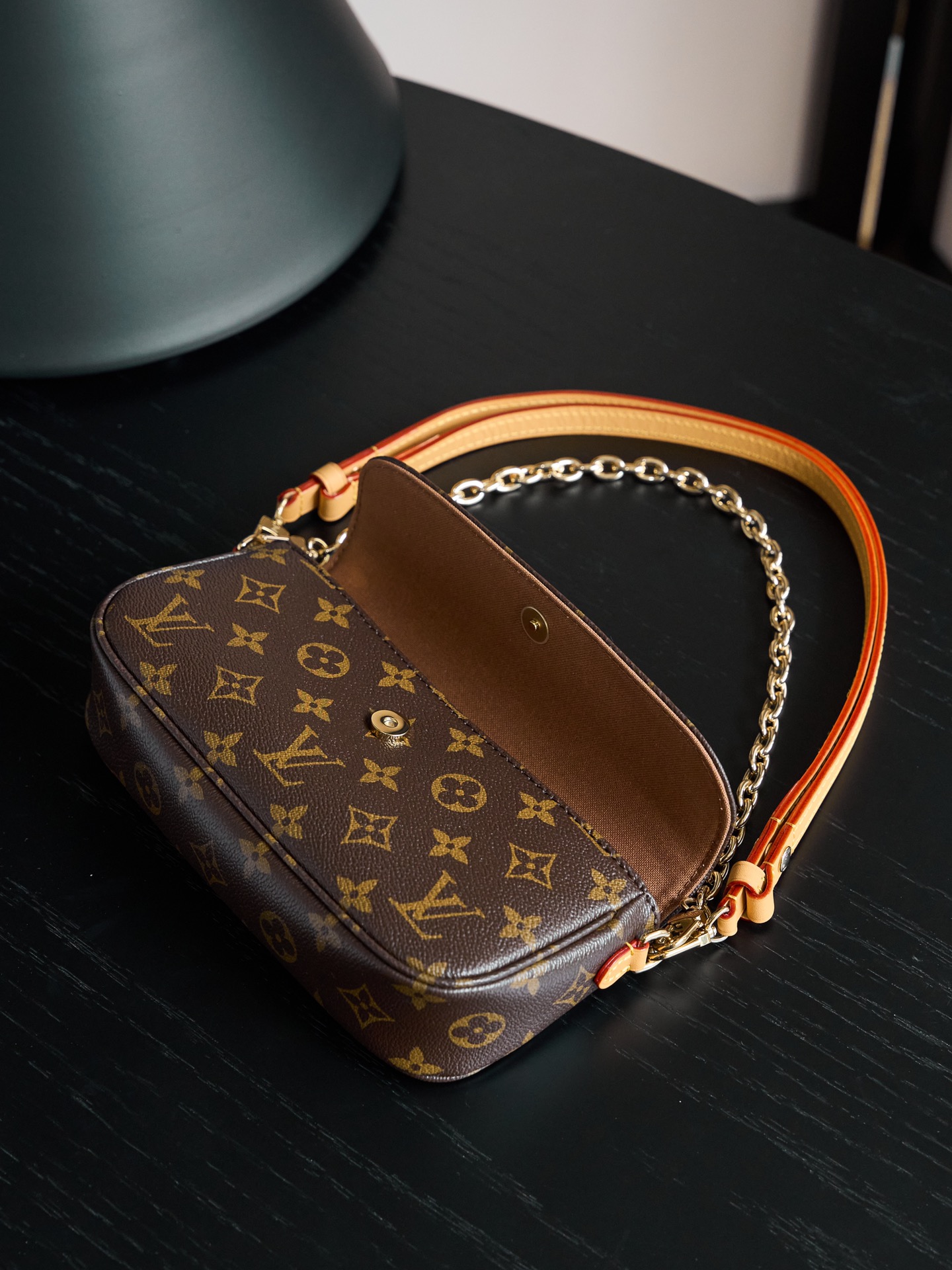 LV Wallet On Chain lVY RETICULE