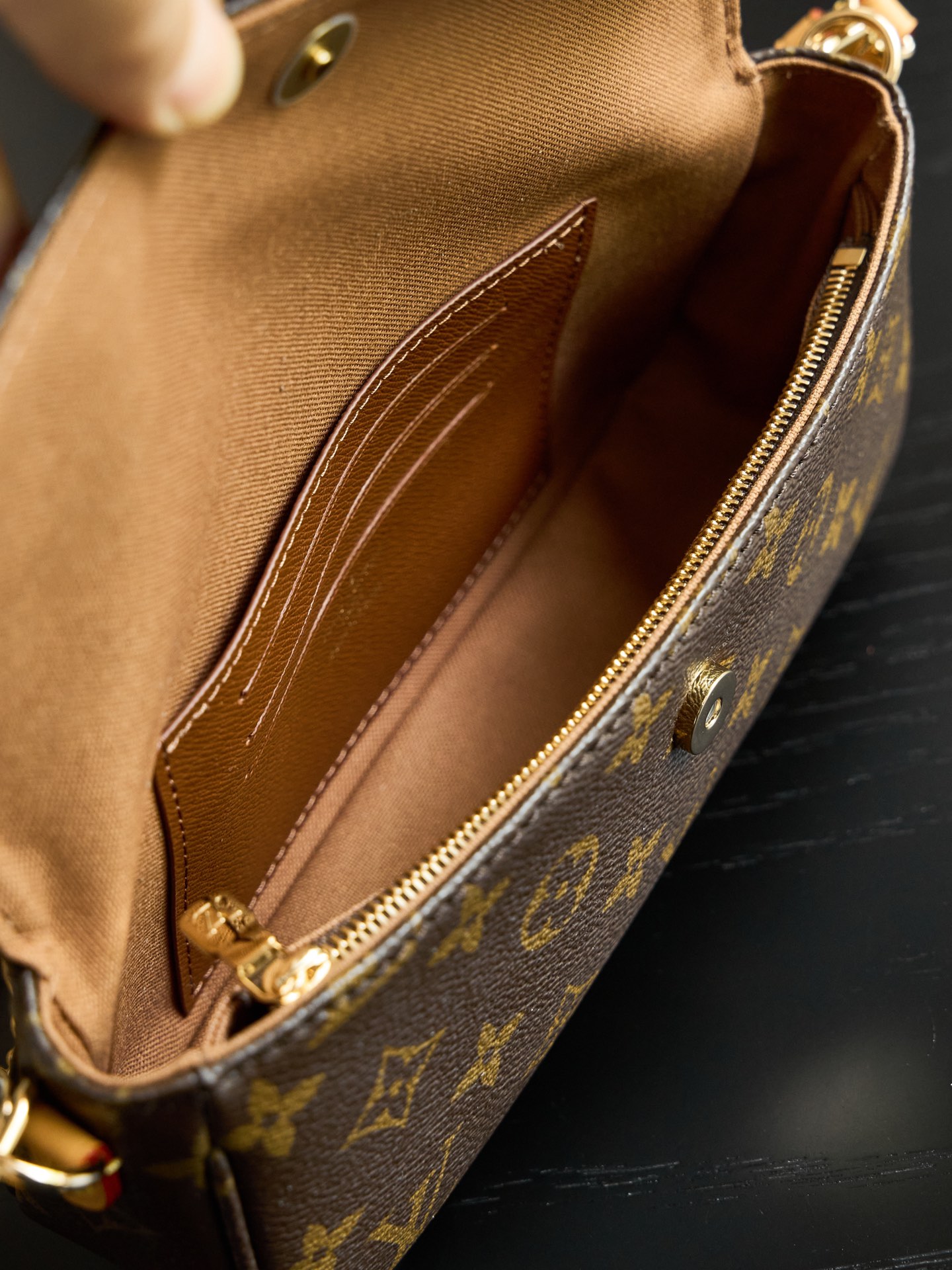 LV Wallet On Chain lVY RETICULE