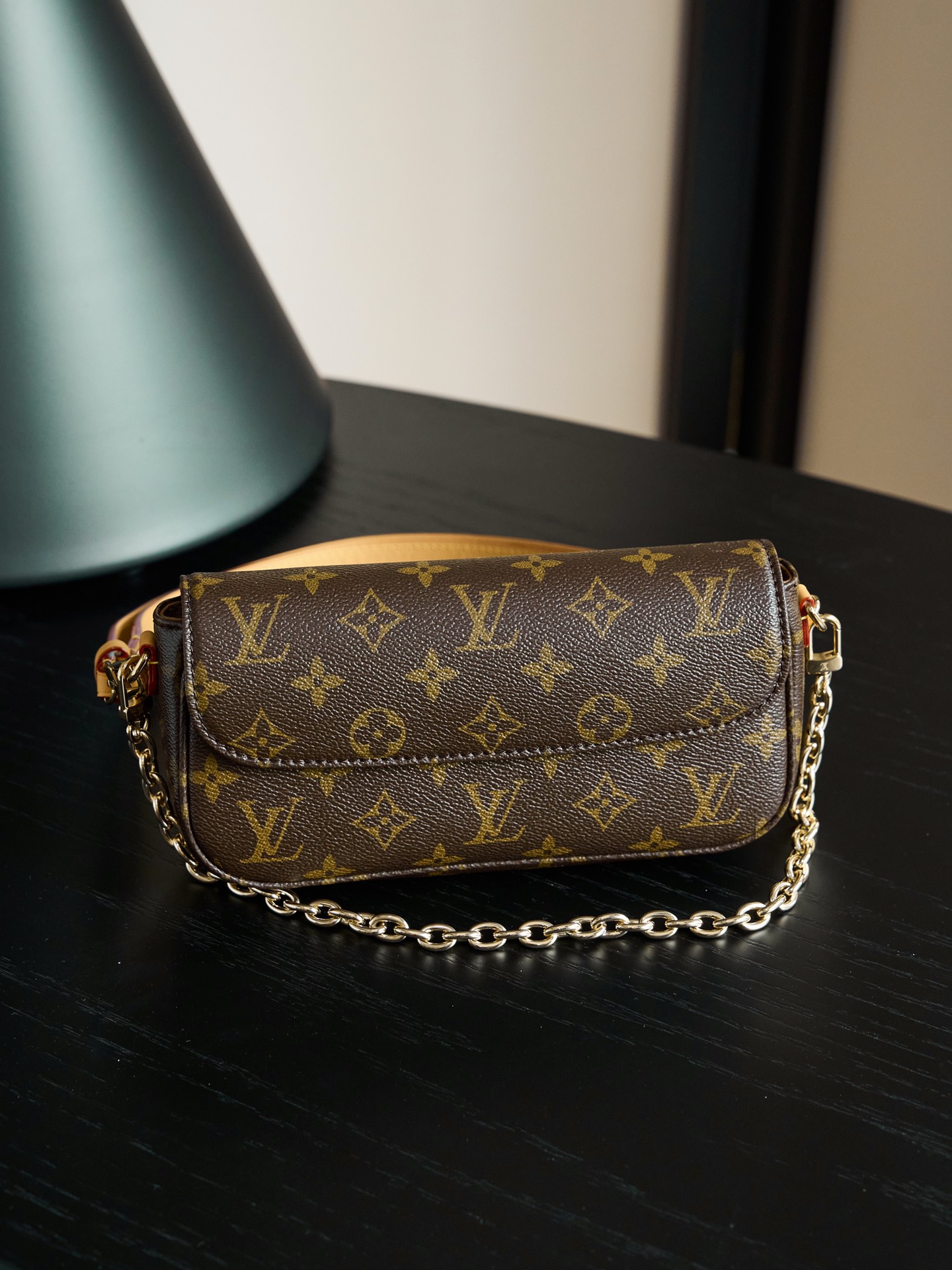 LV Wallet On Chain lVY RETICULE
