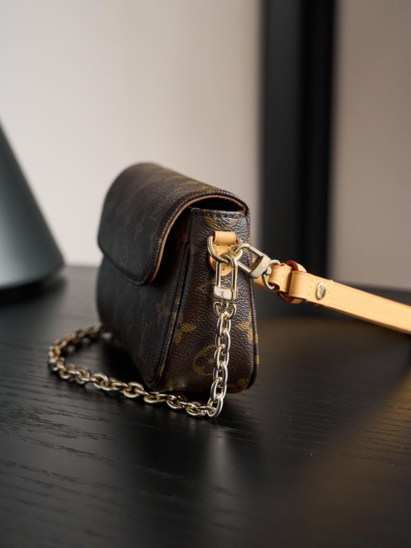 LV Wallet On Chain lVY RETICULE