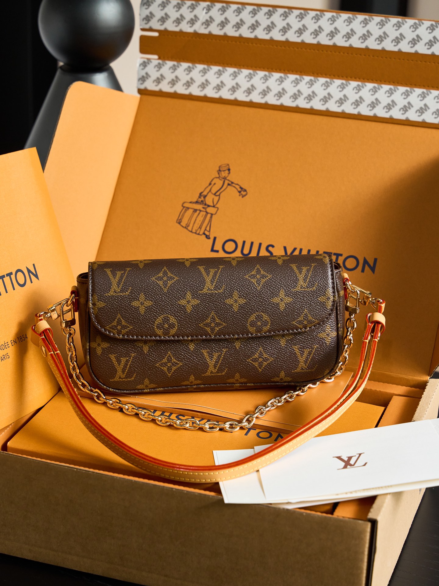 LV Wallet On Chain lVY RETICULE