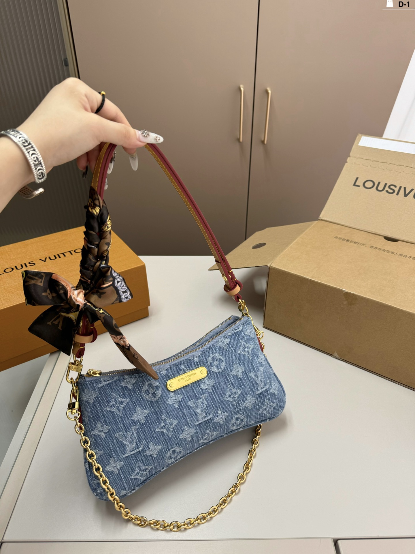 LV Liv pochette SSQ091  24cm