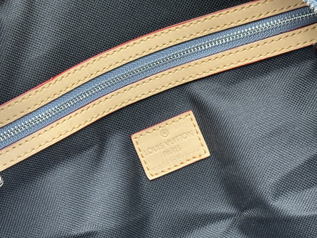 Louis Vuitton Keepall Bandoulière travel bag