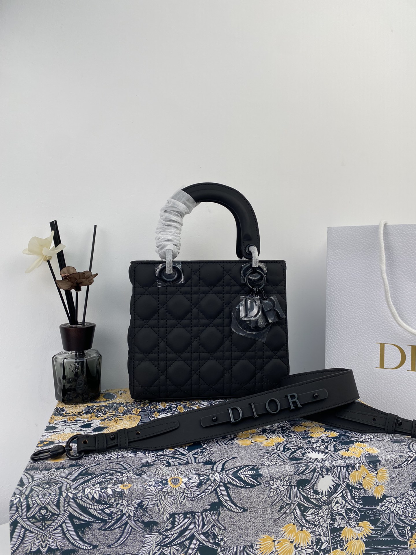 Dior004 22PJ002 20*16.5*8 cm