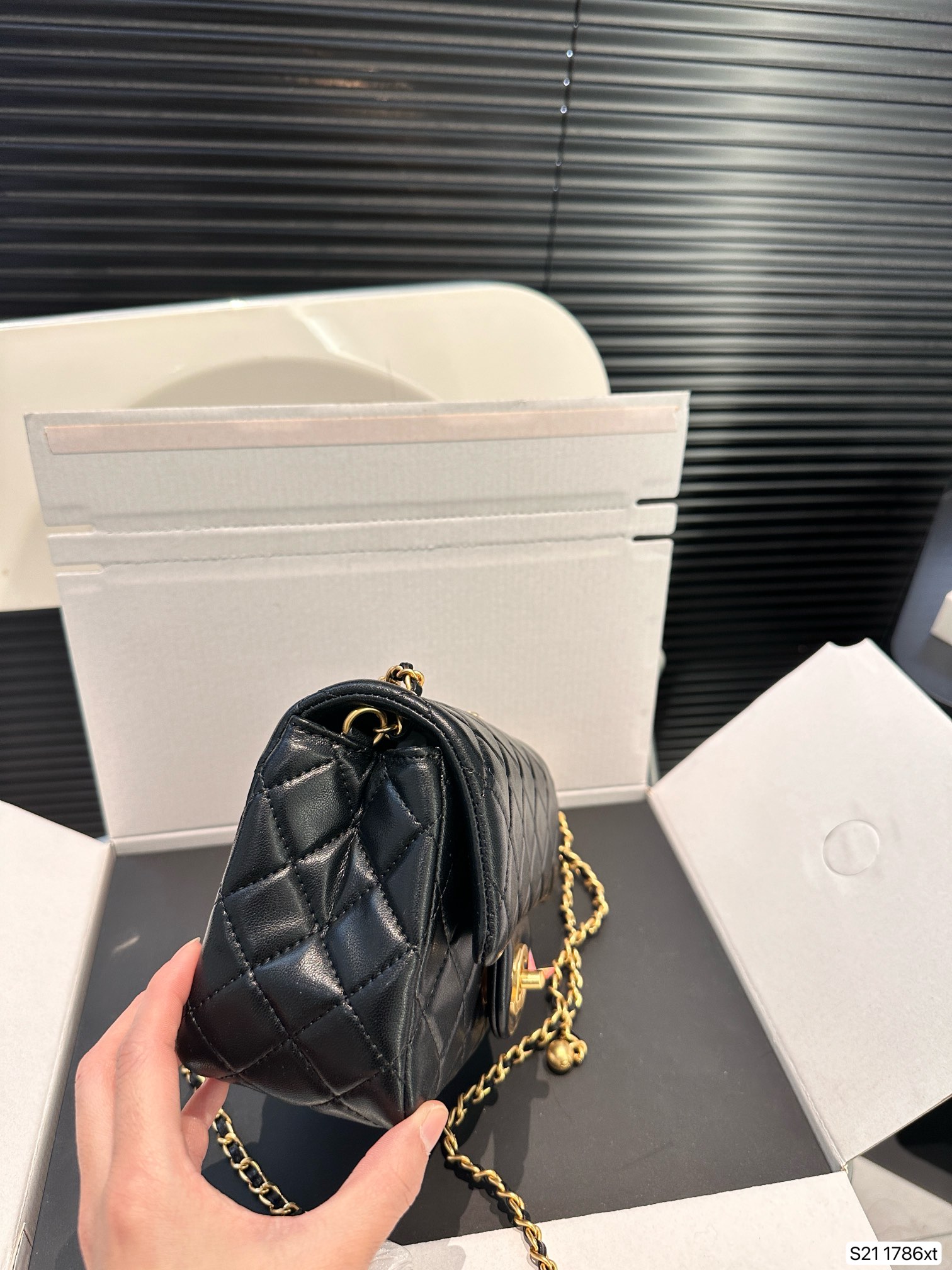 Chanel Shoulder Bag 1786 LLS071 17cm