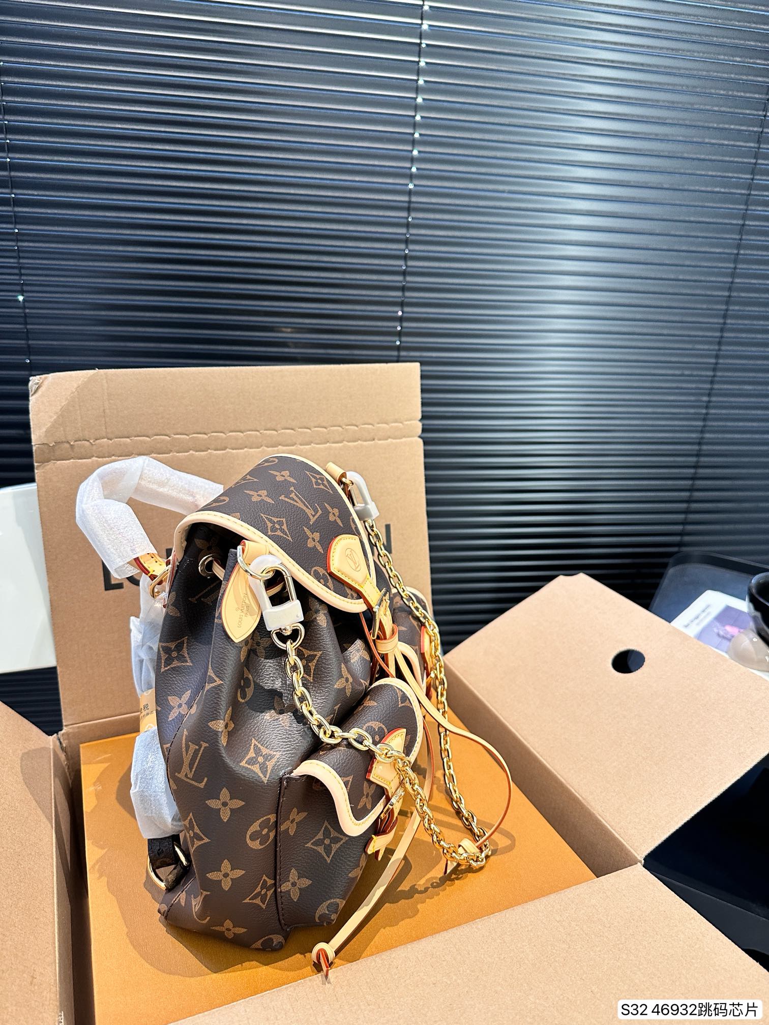 LV Excursion Backpack 46932 LLS522 23cm