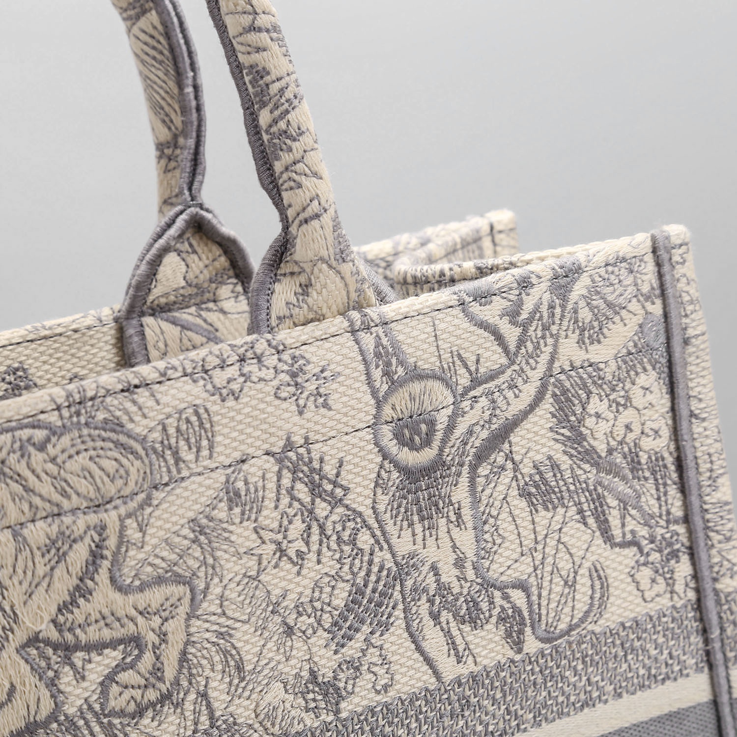 Dior  Bags Grey Tiger 𝗗𝗜𝗢𝗥 𝗕𝗼𝗼𝗸 𝘁𝗼𝘁𝗲  (12AReplica)