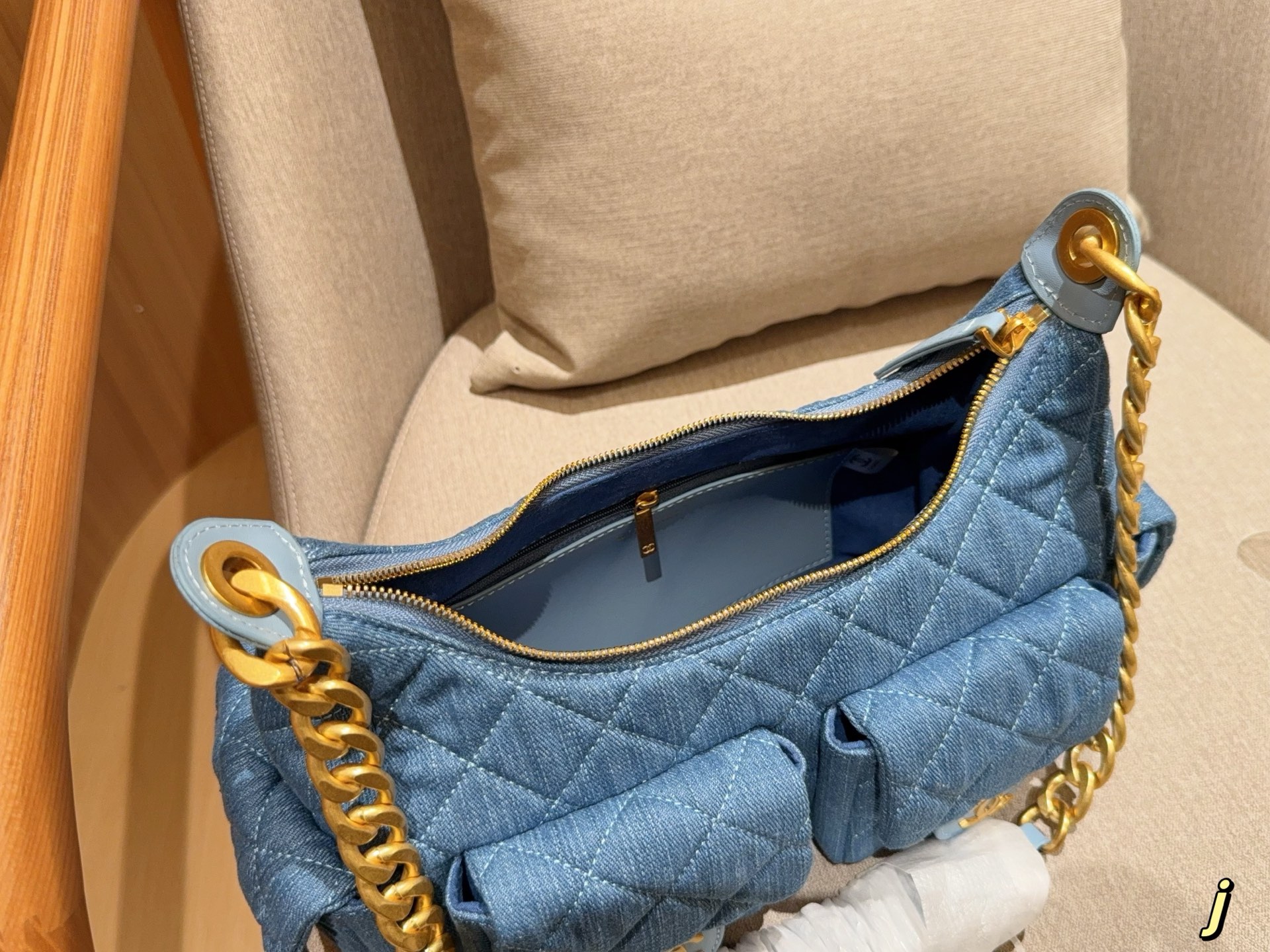 Chanel Jennie Hobo Bag 028 DB002 25cm