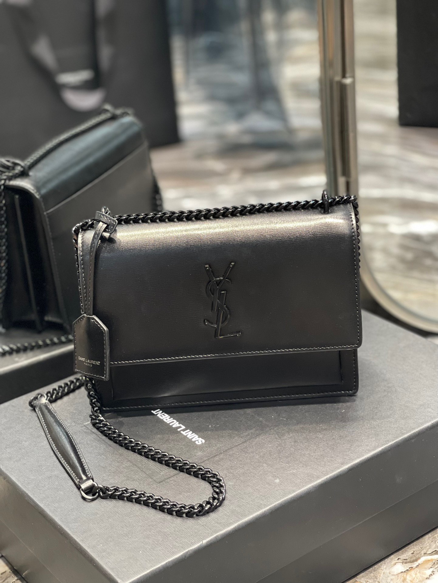 YSL SUNSET MEDIUM CHAIN BAG IN SMOOTH LEATHER