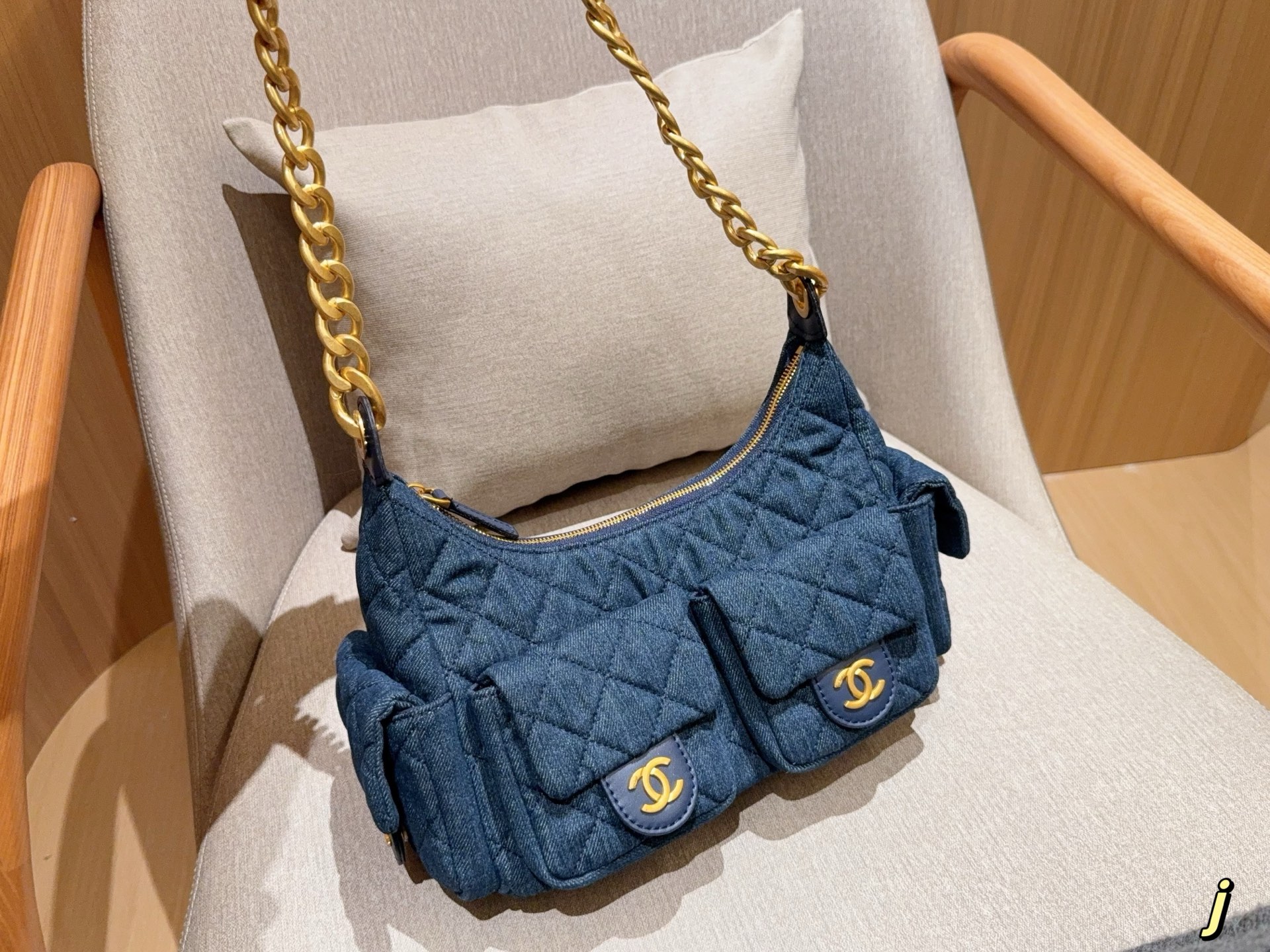 Chanel Jennie Hobo Bag 028 DB002 25cm