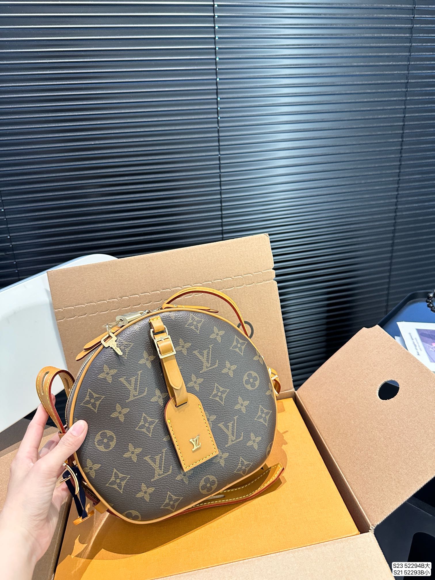 LV Shoulder Bag 52294 LLS071081 19-22cm