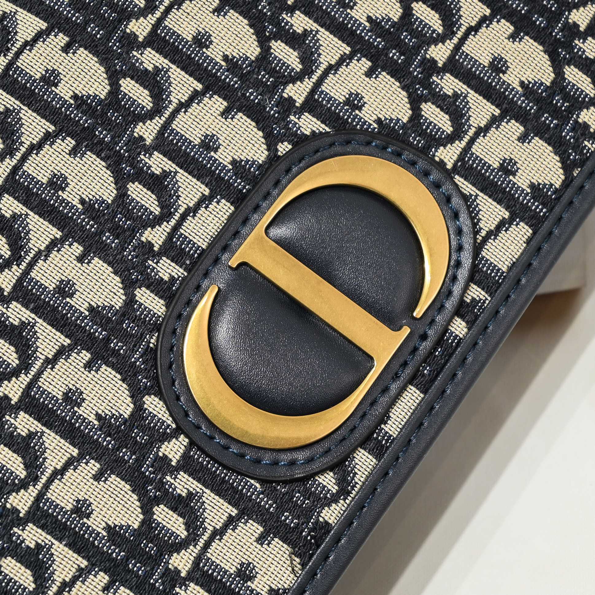 2-IN-1 30 Montaigne Pouch 9999 LM041 19cm