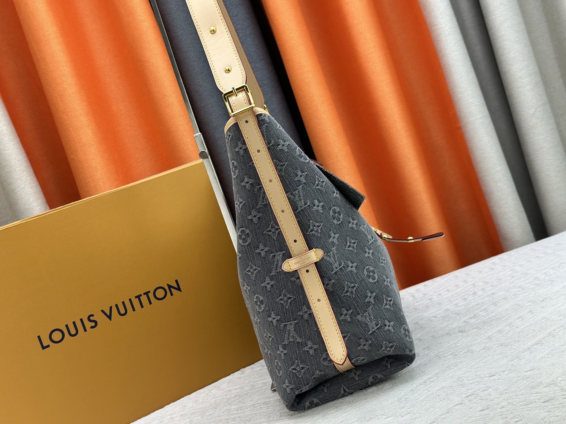 Louis Vuitton CarryAll handbag M13789