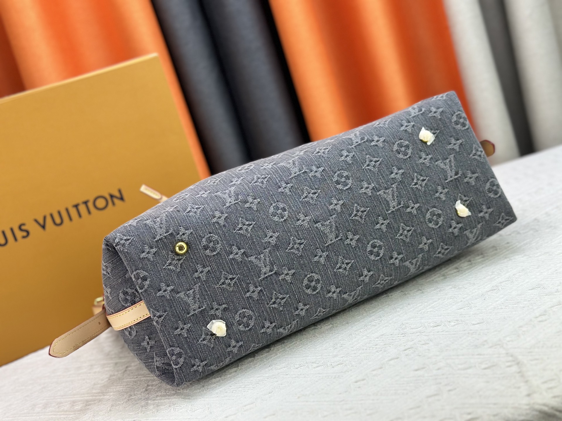 Louis Vuitton CarryAll handbag M13789