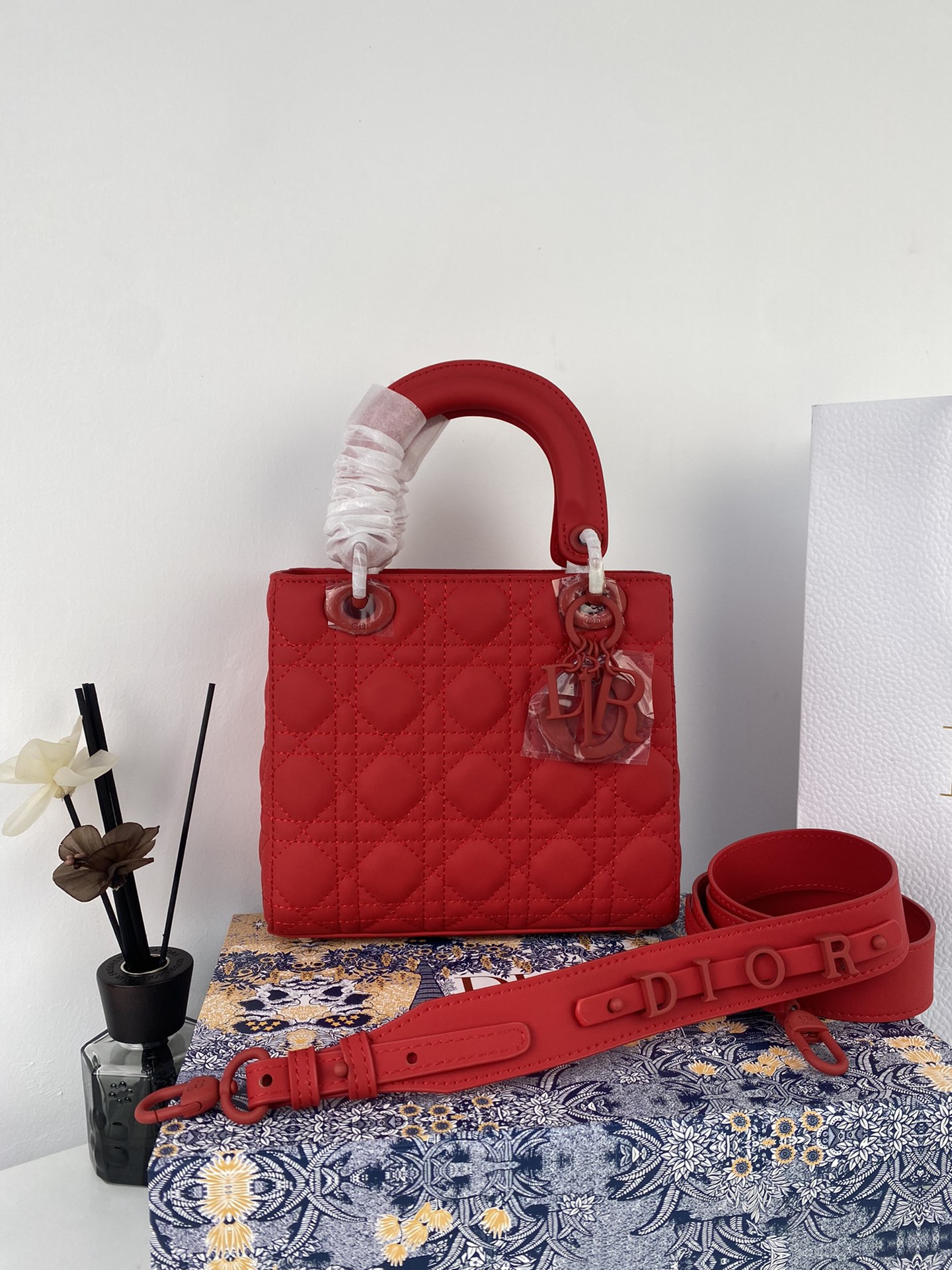 Dior004 22PJ002 20*16.5*8 cm