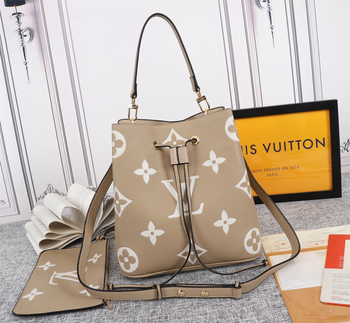 LV45555MQ002  26 x 26 x 17.5 cm