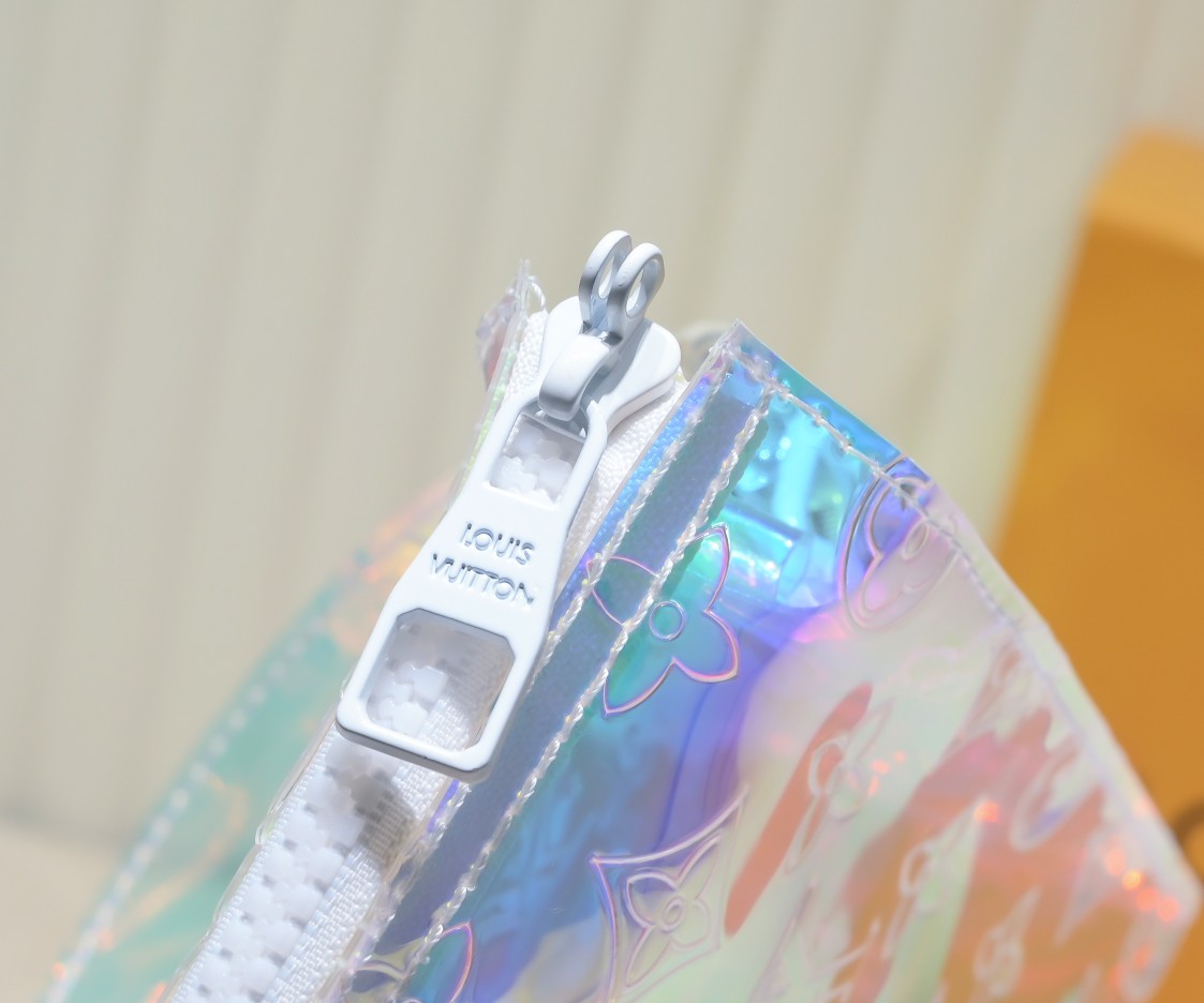 LV Toiletry Pouch On Chain M67692 LM061 25cm