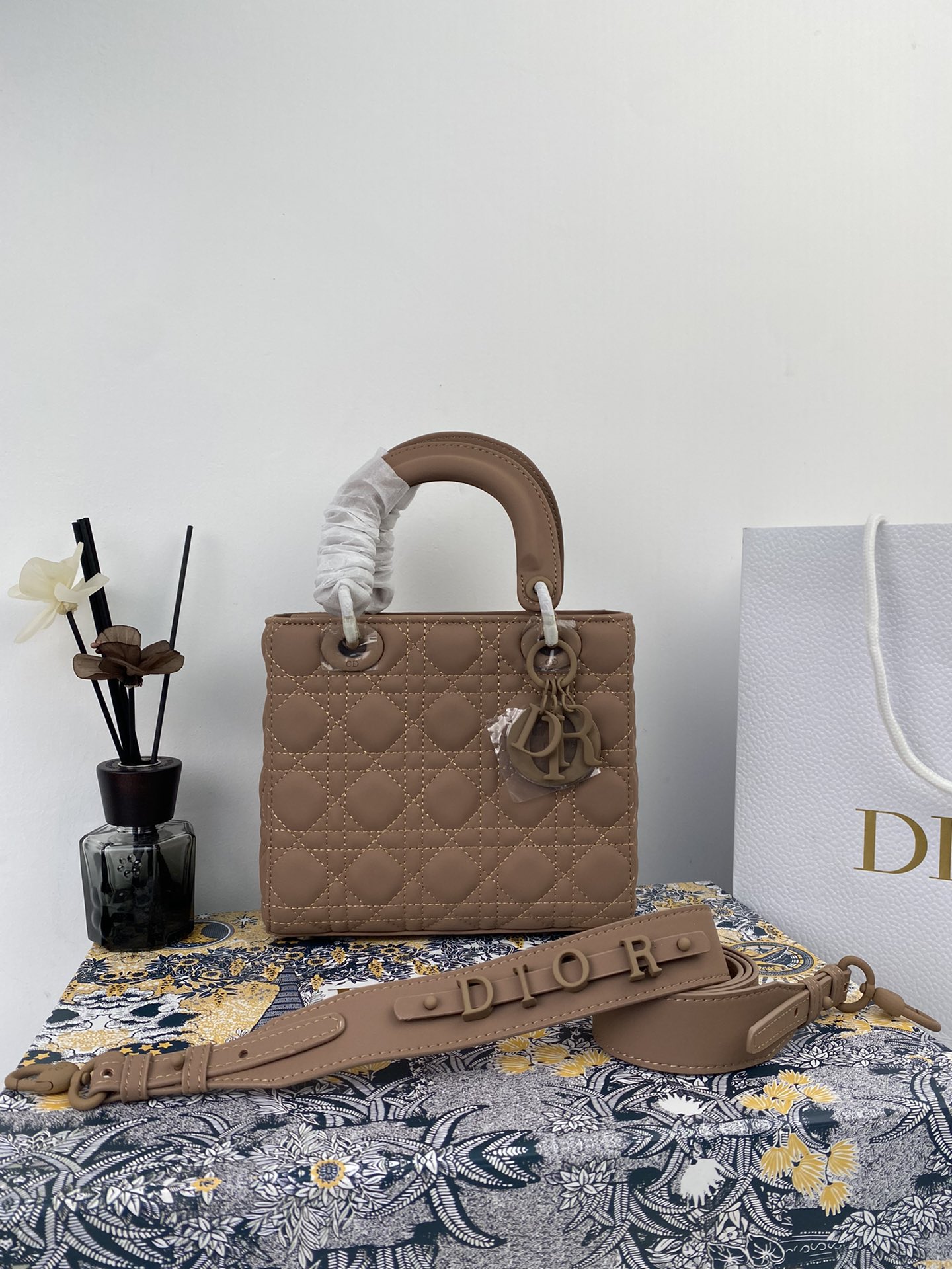 Dior004 22PJ002 20*16.5*8 cm