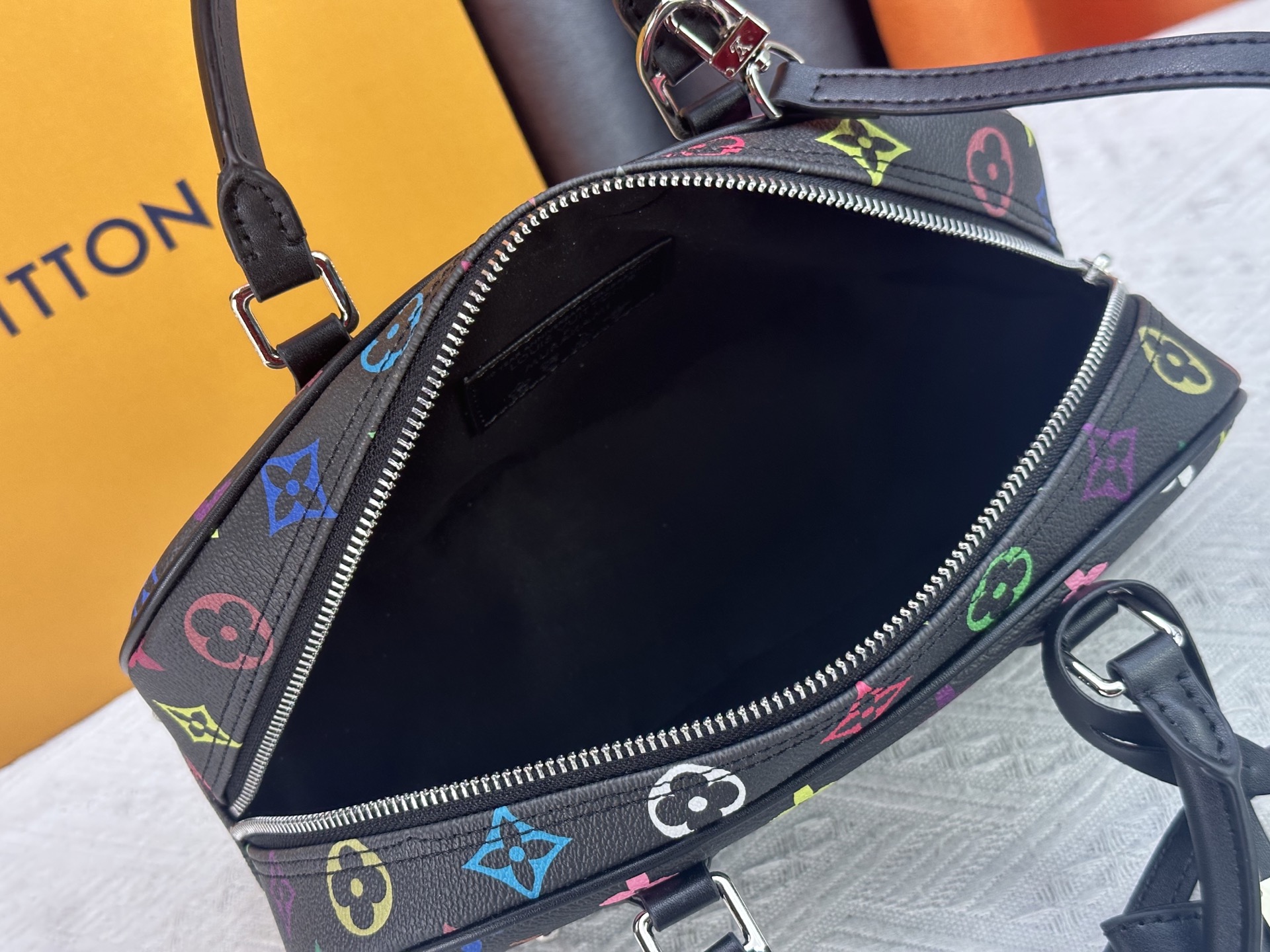 Louis Vuitton Handbag East West M13084