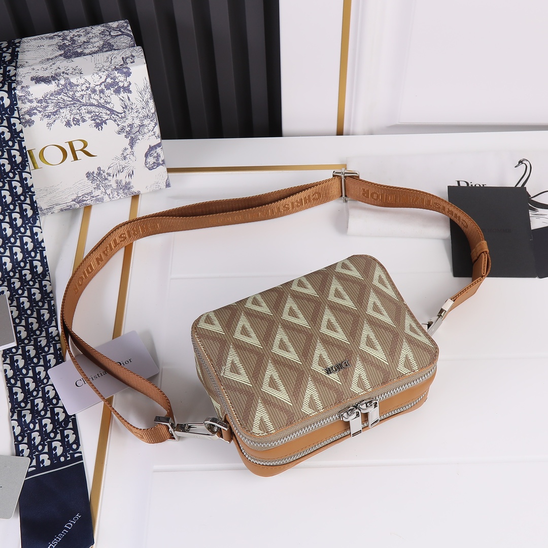 Pouch With Strap Brown CD-1111 XB081 17cm