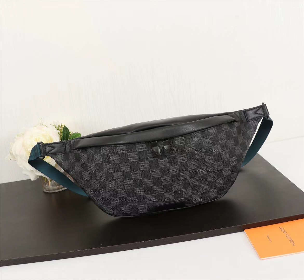 Louis Vuitton DISCOVERY BUMBAG