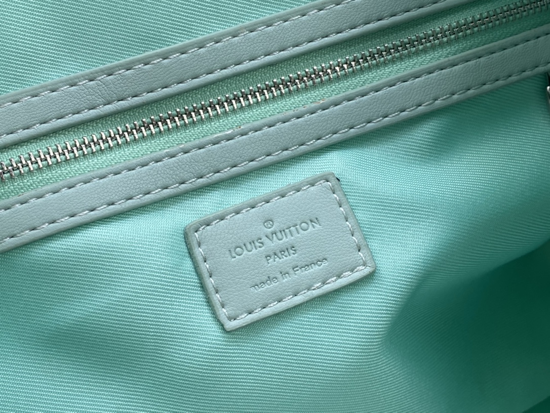 Louis Vuitton keepall travel bag M22570